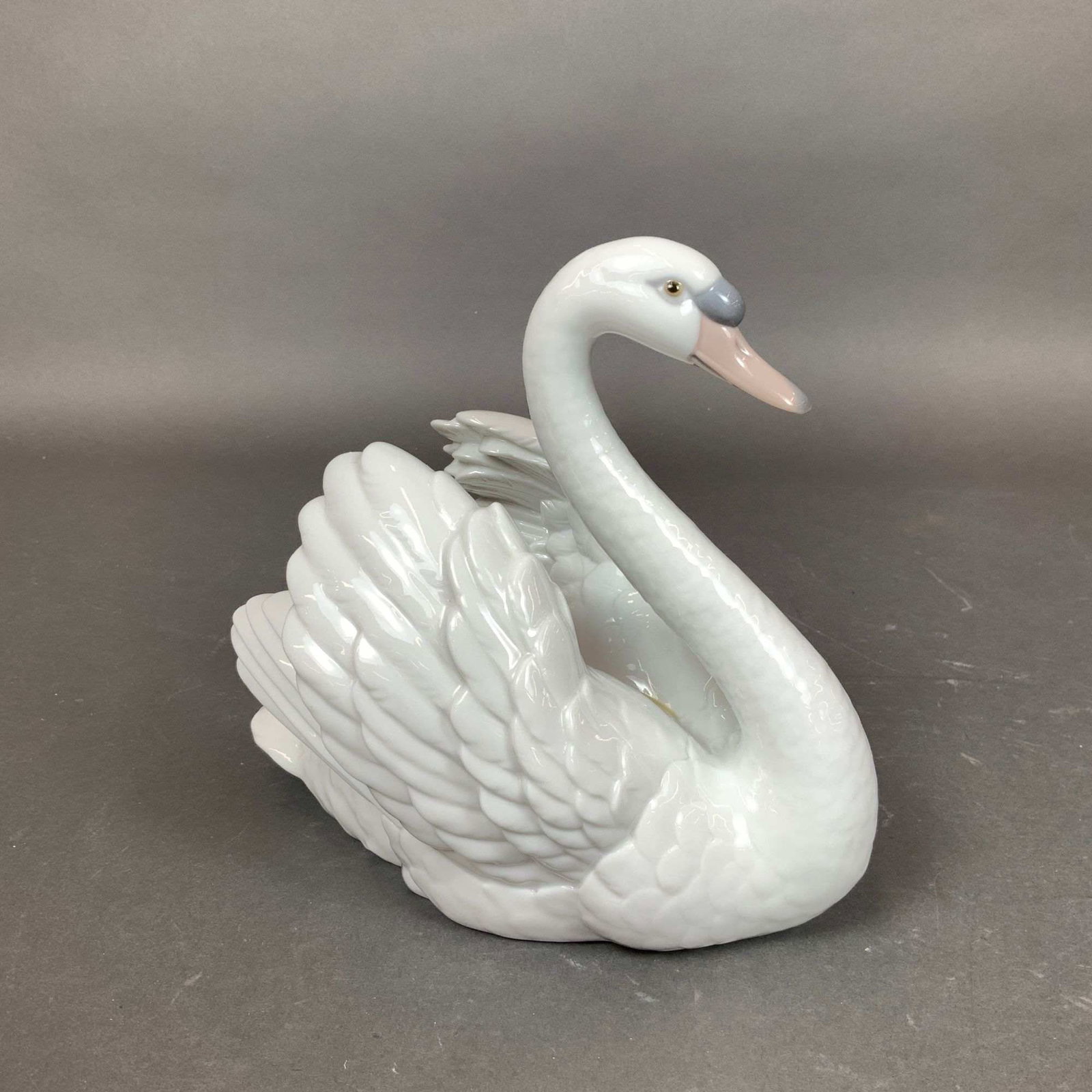 Lladro Porcelain Figurine, Swan with Wings Spread 01005231 (1 of 3)