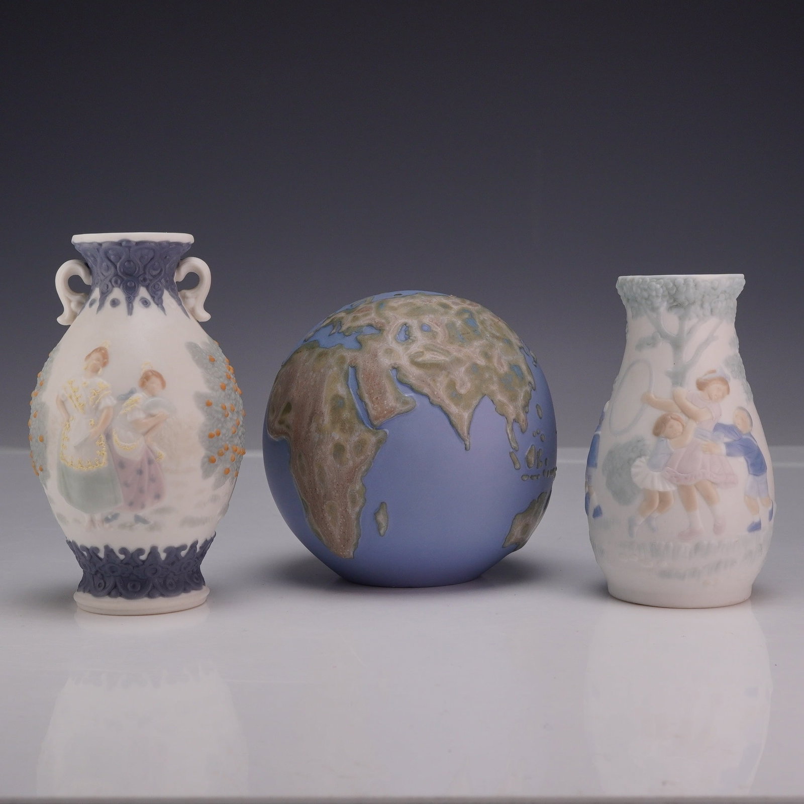 Three Lladro Miniature Porcelain Globe Paperweight 01016138 and Vases 01015258 and 5259 (1 of 4)