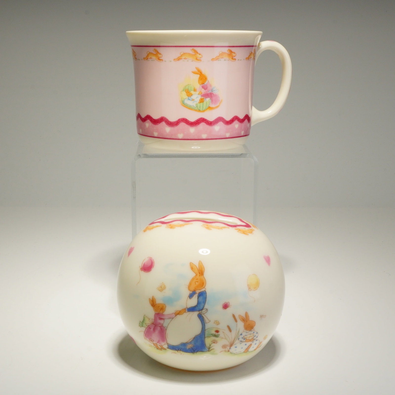 2pc Royal Doulton Bunnykins Sweet Hearts Mug and Money Bank (1 of 4)