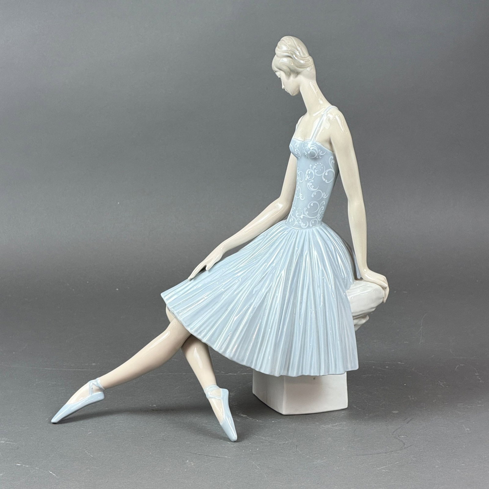 Lladro Porcelain Figurine, Waiting Backstage 01004559 (1 of 3)