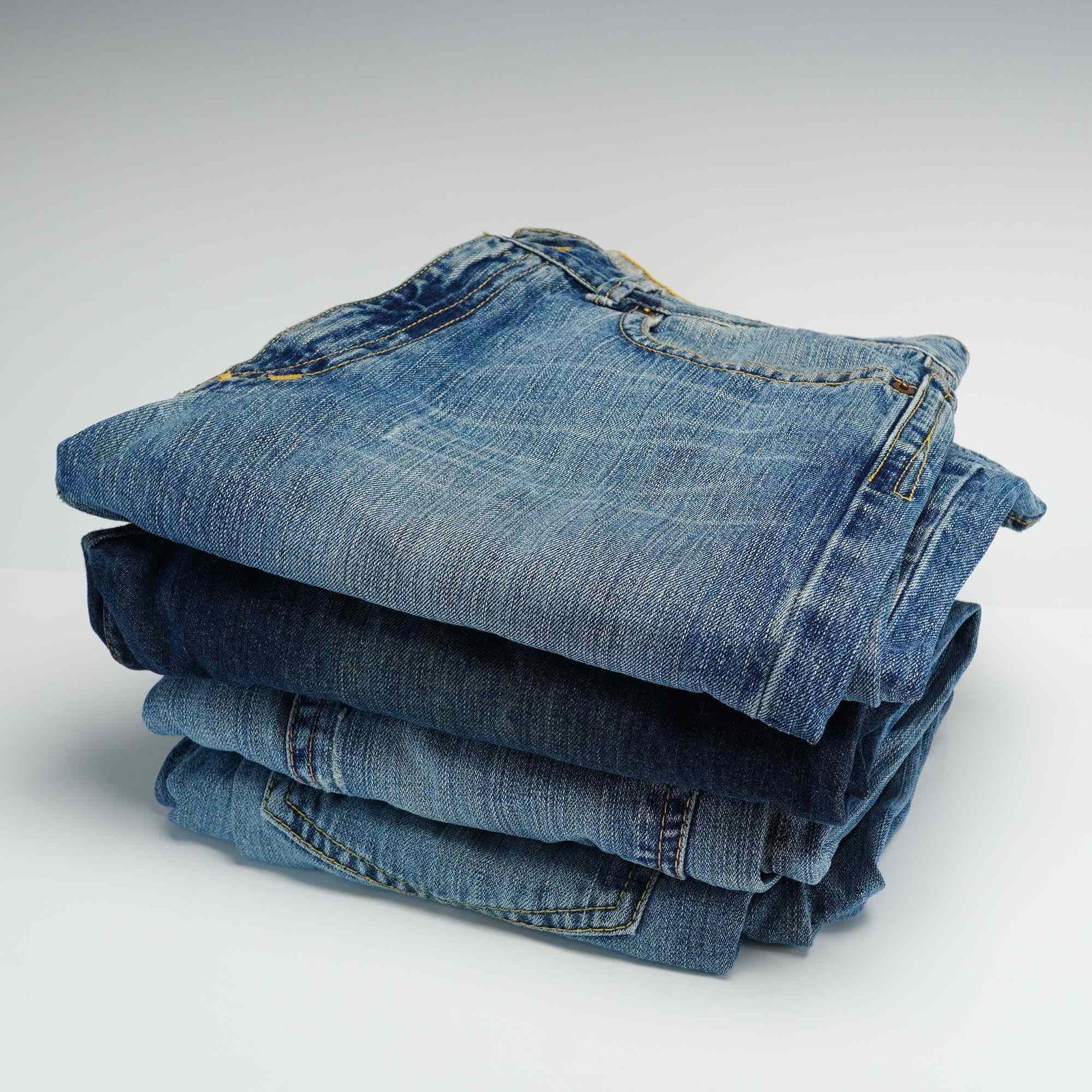 4pc X2 Denim Laboratory Distressed Jeans: This lot consists of four pairs of denim jeans from the brand X2 Design Laboratory. The collection includes a variety of blue washes, ranging from dark indigo to medium and light faded washes. All pai