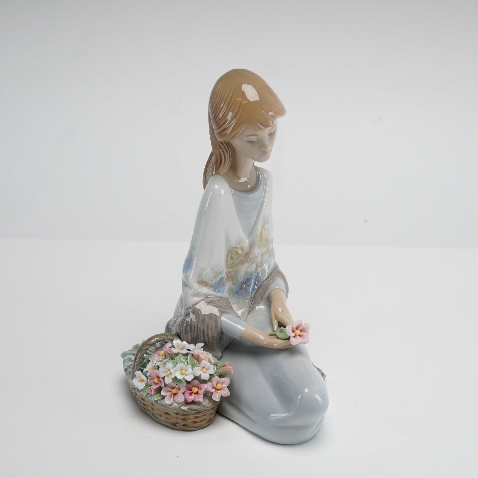 Lladro Collectors Society Porcelain Figurine, Flower Song 01007607 (1 of 4)