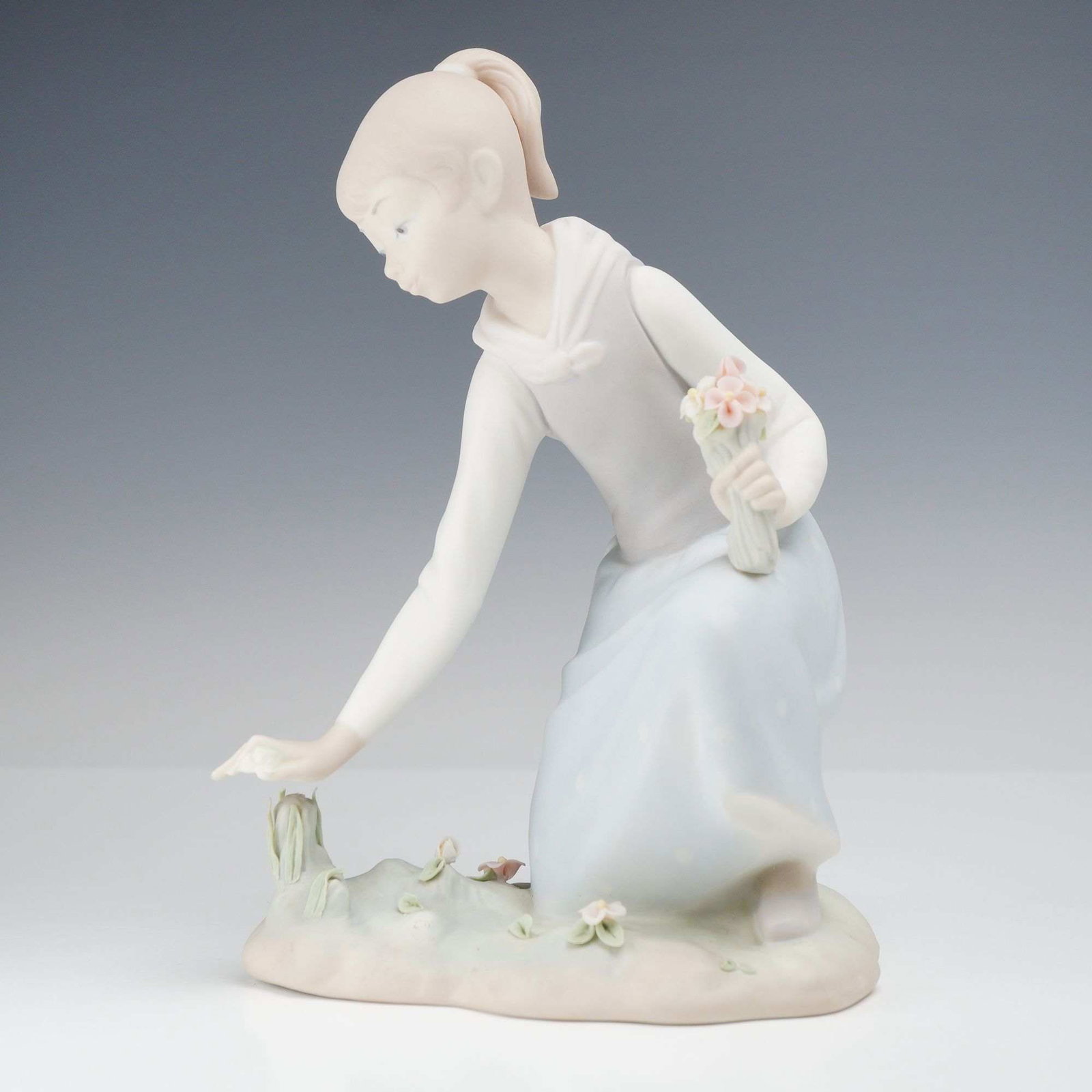 Lladro Matte Porcelain Figurine Girl with Flowers 01001172 (1 of 3)