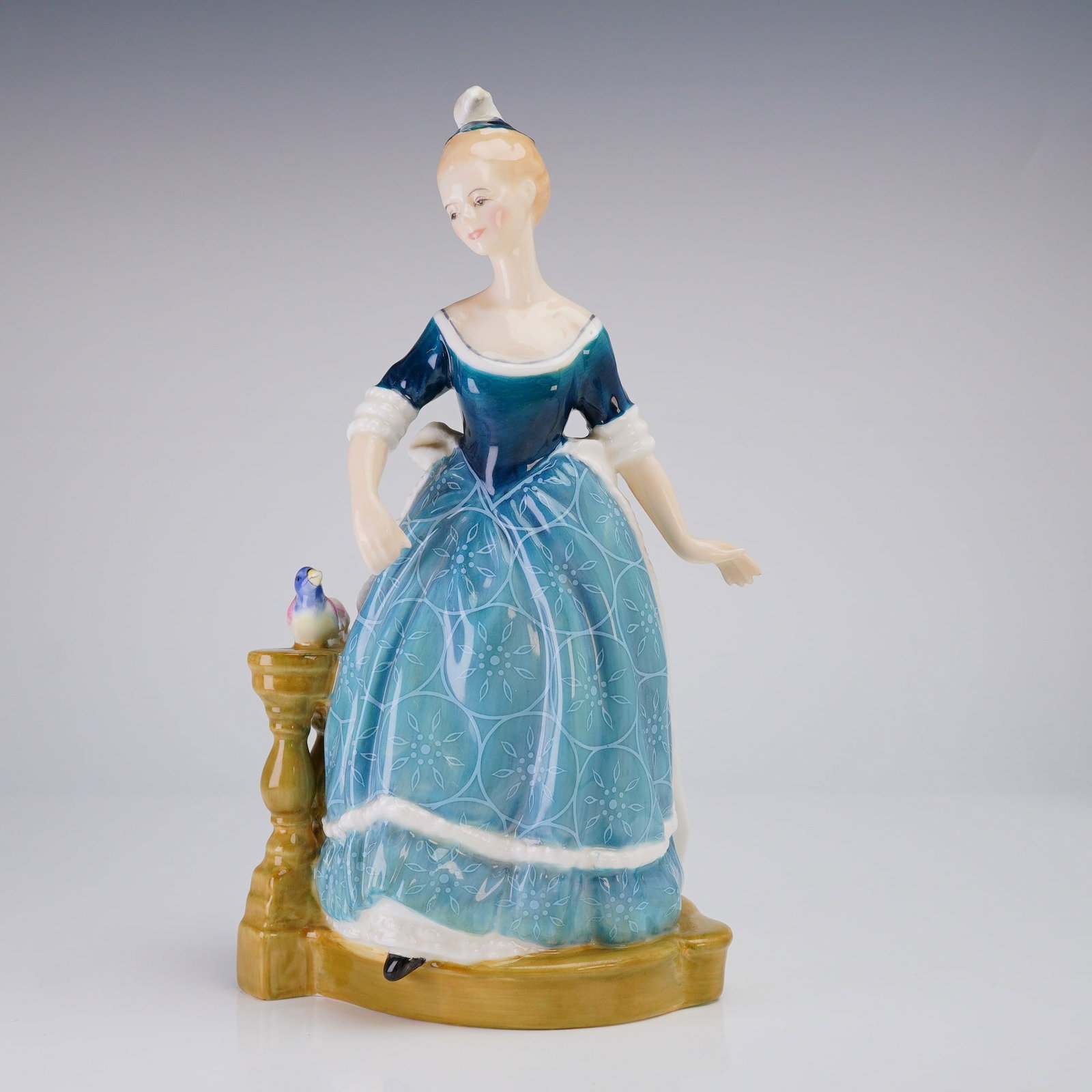 Royal Doulton Clarinda Bone China Figurine HN 2724 (1 of 4)