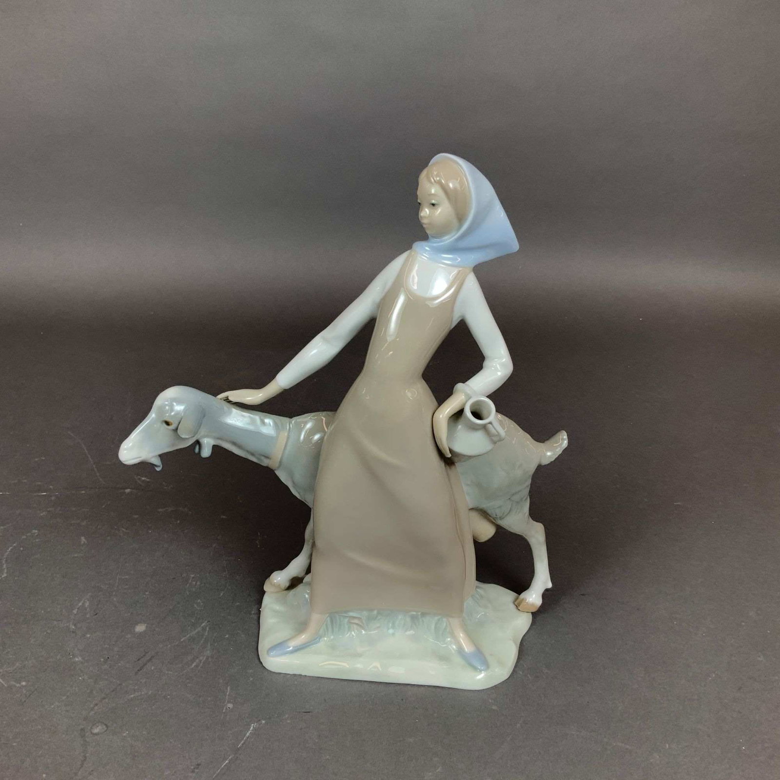 Lladro Glazed Porcelain Figurine Girl with Pitcher 01004590 (1 of 4)
