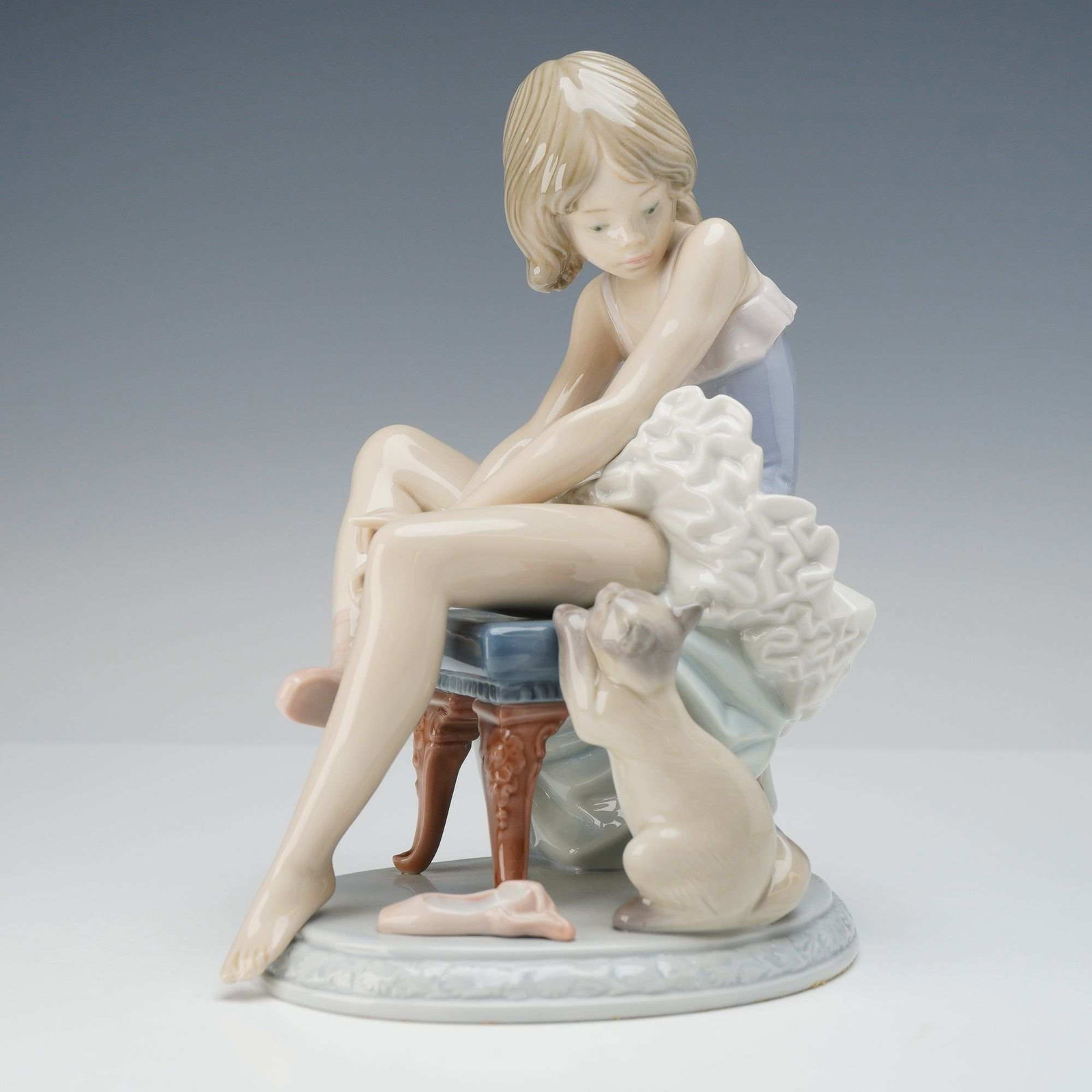 Lladro Porcelain Figurine, Can I Help? 01005689 (1 of 3)