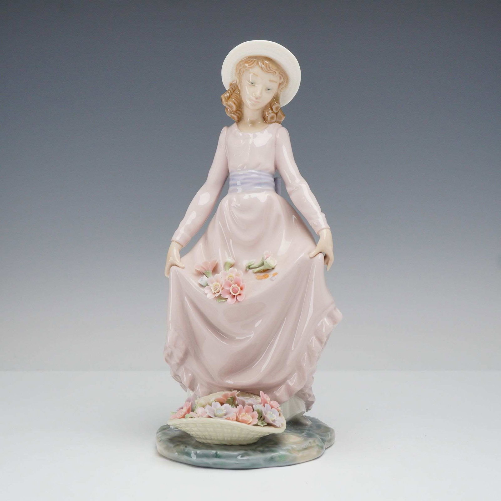 Lladro Porcelain Figurine Flower Curtsey 01005027 (1 of 4)