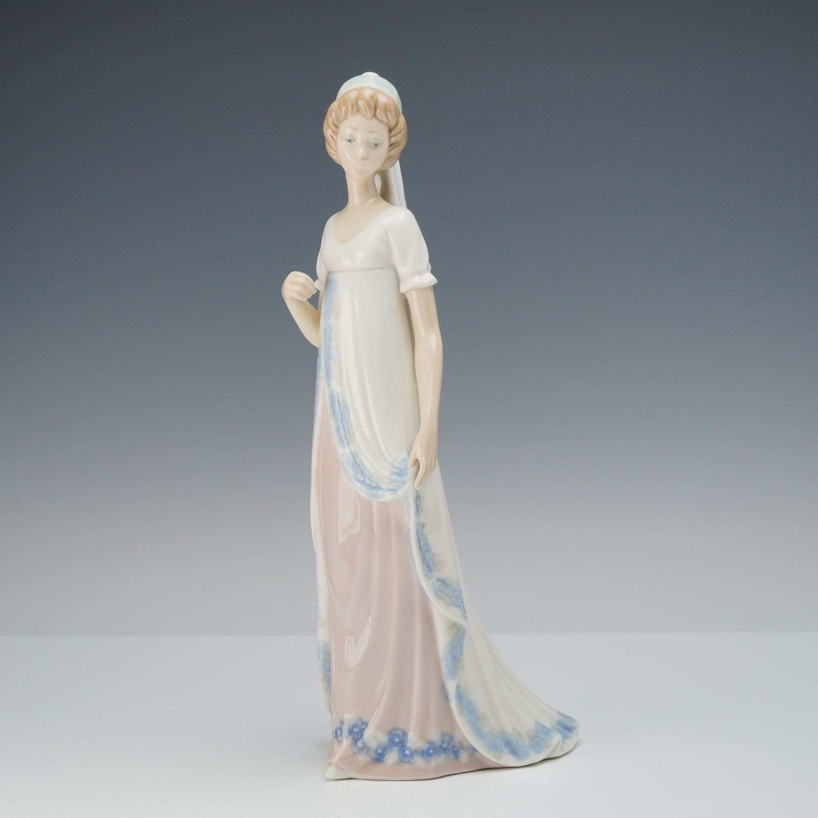 Lladro Porcelain Figurine, Viennese Lady 01005322 (1 of 3)