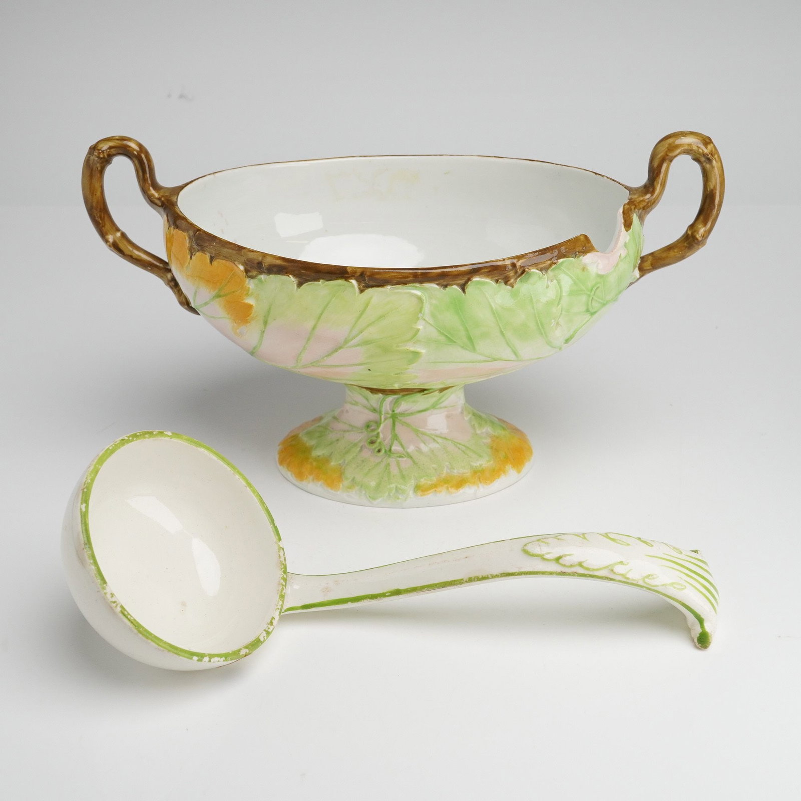 A Wedgwood Footed Tureen with Ladle in the Grape Vine Pattern (1 of 3)