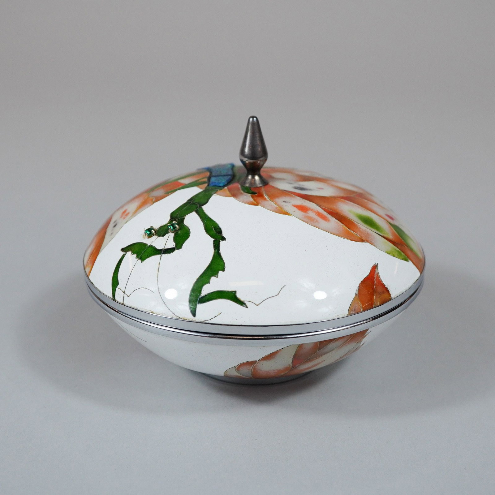 Inaba Japanese Cloisonne Enamel Praying Mantis Lidded Jewelry Box: A Japanese cloisonne enamel lidded jewelry box of compressed globular form, attributed to the Inaba Cloisonne Company of Kyoto. The domed lid features a prominent praying mantis rendered in translucen