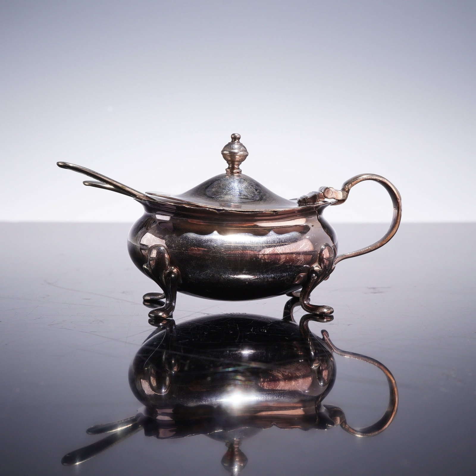 English Silver-Plated EPNS Barker Brothers Condiment Pot with Cobalt Blue Liner and Two Spoons (1 of 4)