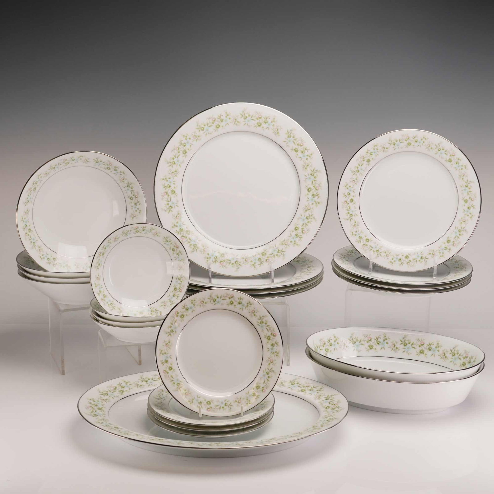 23-Piece Noritake Porcelain Dinnerware Service for 4 with Platter and Serving Bowls, Savannah (1 of 4)