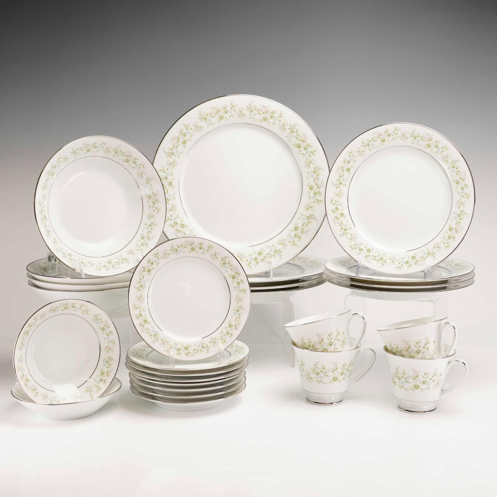 26-Piece Noritake Porcelain Dinner Service in the Savannah Pattern (1 of 4)