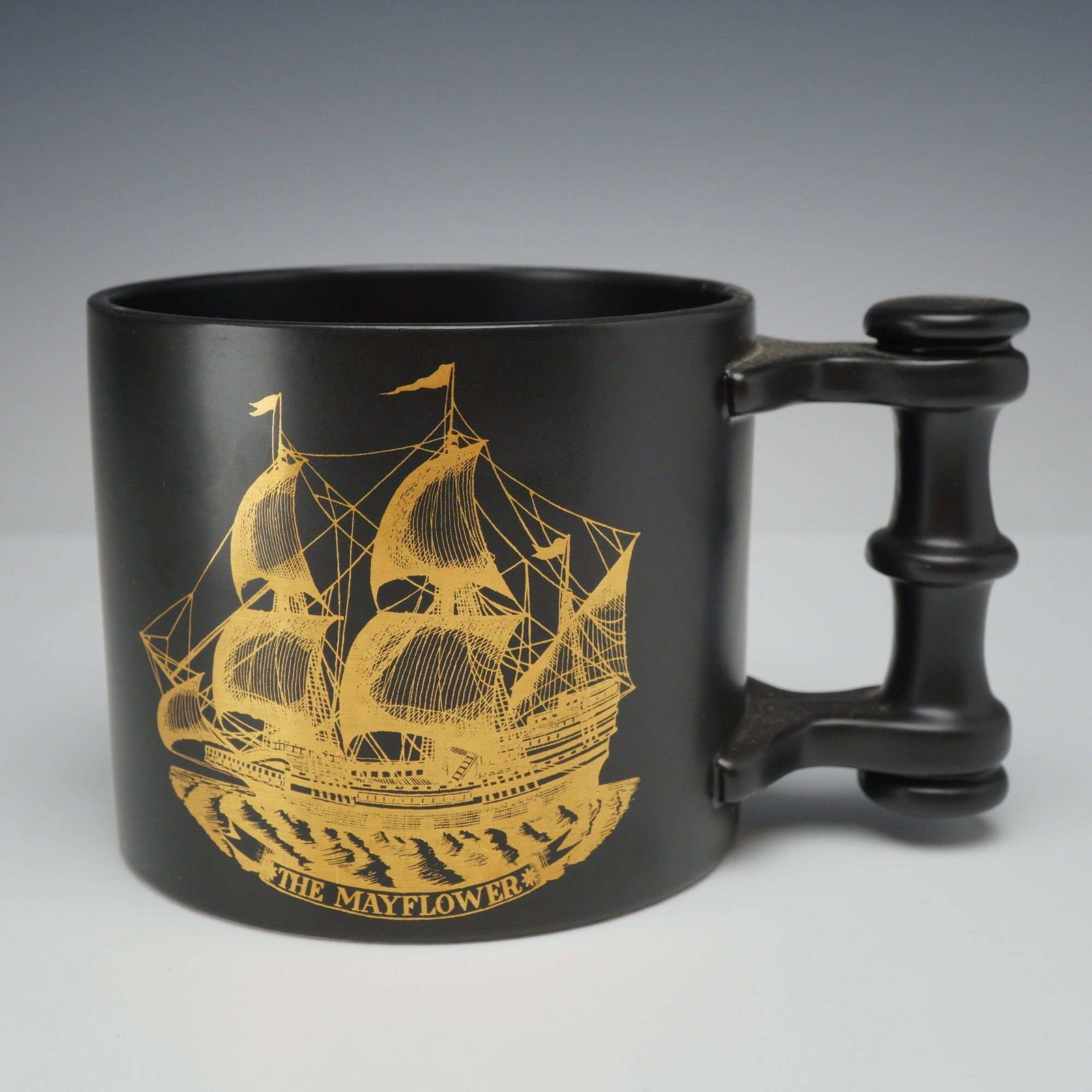 Portmeirion Pottery Mayflower Commemorative Limited Edition Tankard Mug Number 0637/10,000: A large Portmeirion Pottery commemorative ceramic tankard featuring a matte black glaze and gold-tone transfer-printed decoration. This vessel was produced in 1970 to mark the 350th anniversary of