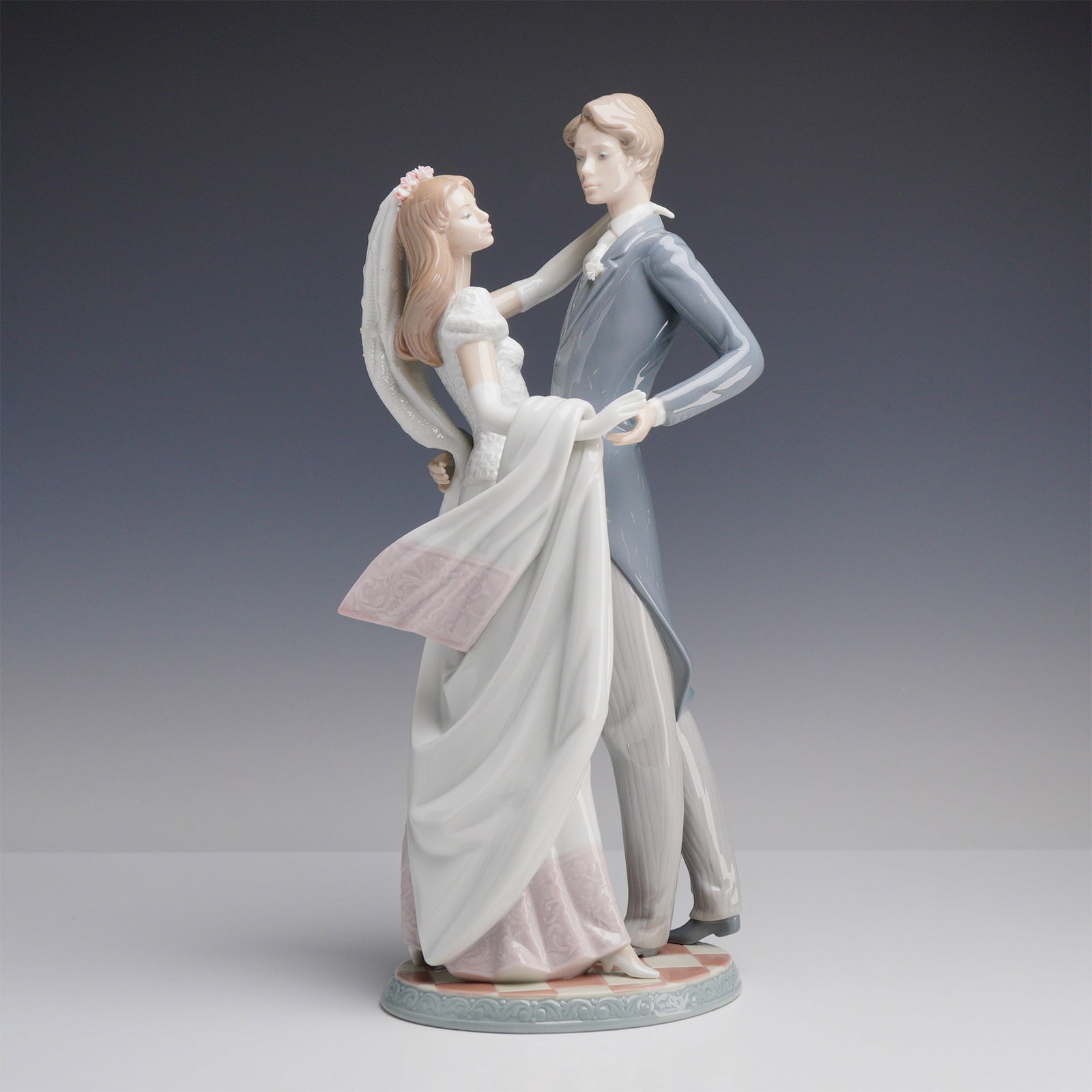 Lladro Porcelain Figurine, I Love You Truly 1528 (1 of 4)