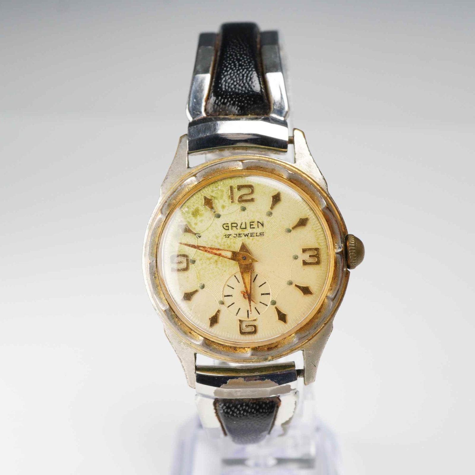 Vintage Gruen Men's 17 Jewels Manual Wind Wristwatch with Metal Flex Band: This is a vintage Gruen men's manual-wind wristwatch, likely dating from the mid-20th century. The watch features a cream-colored dial with applied gold-tone Arabic numerals at the 12, 3, 6, and 9 o'c