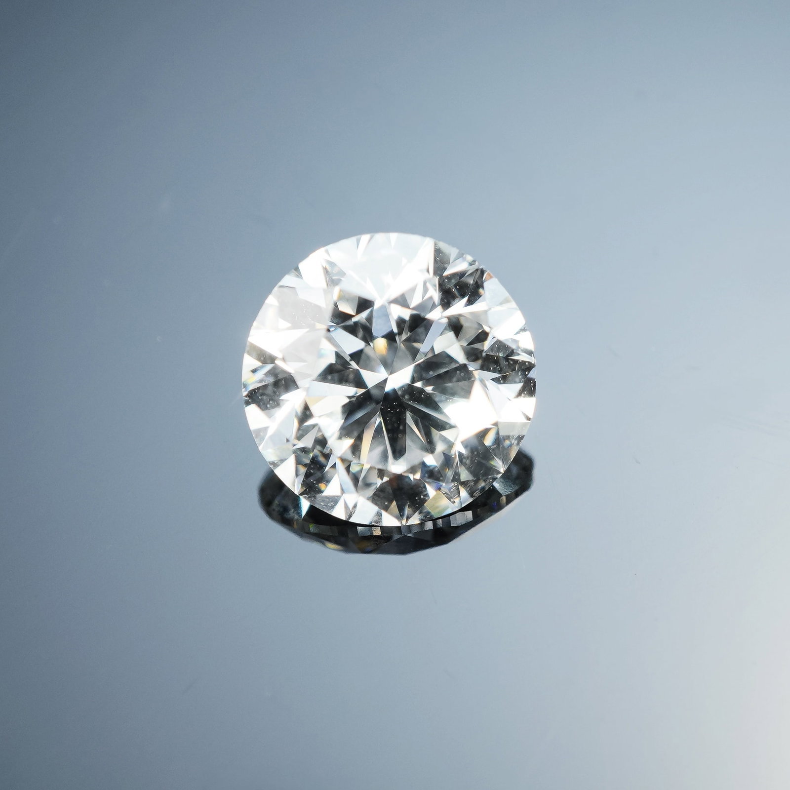 IGI Certified 2.01 CT Round Brilliant Cut Loose Diamond: 2.01 carats lab-grown round brilliant cut diamond. Color grade D. Clarity grade VVS 2. Cut grade excellent. Medium to slightly thick faceted. Cutlet pointed. Polish excellent. Symmetry excellent.
