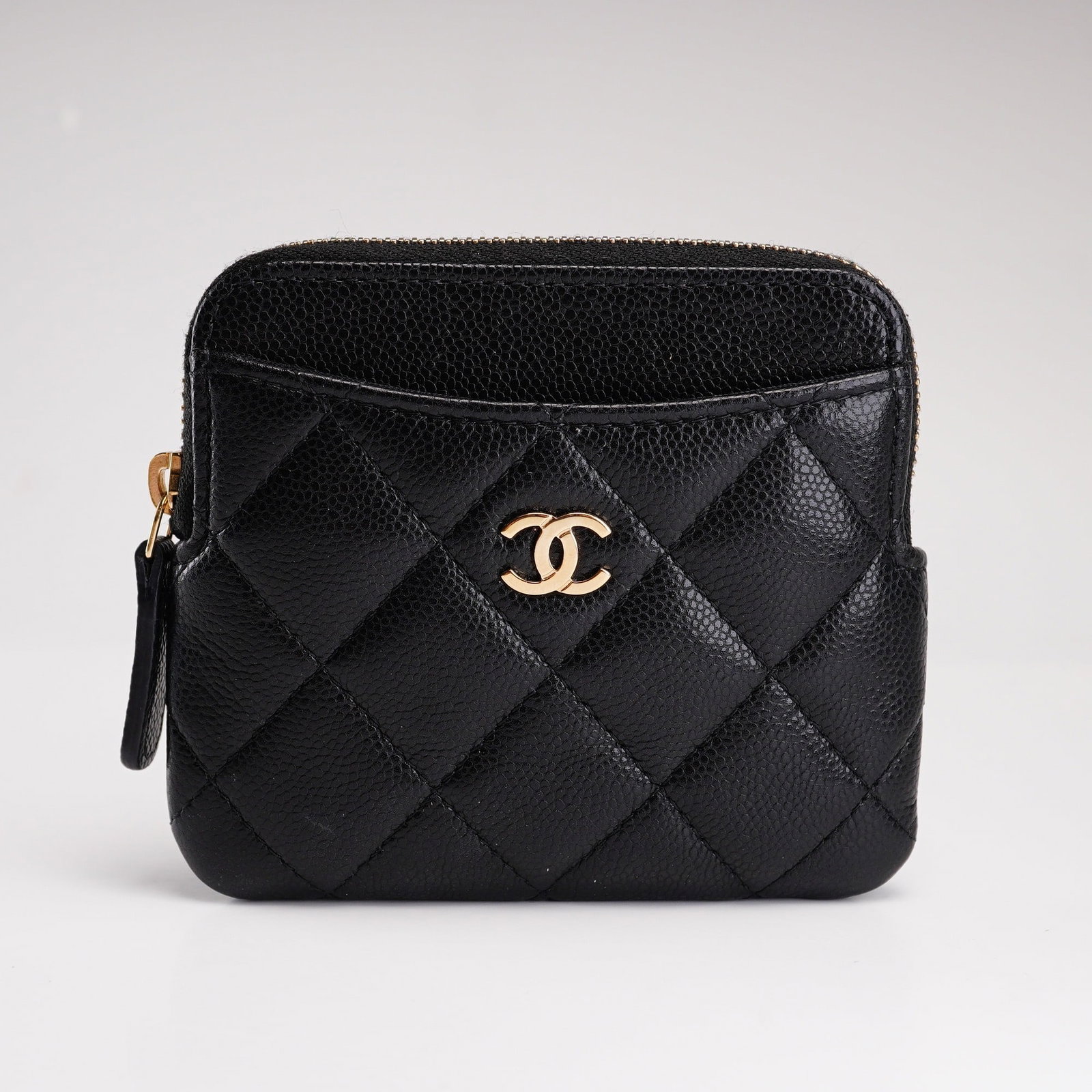 Chanel Classic Zipped Card Holder in Quilted Caviar Black Leather: This Chanel Classic Zipped Card Holder is crafted from black diamond-quilted grained calfskin leather. The exterior features a front slip pocket accented with a polished gold-tone interlocking CC