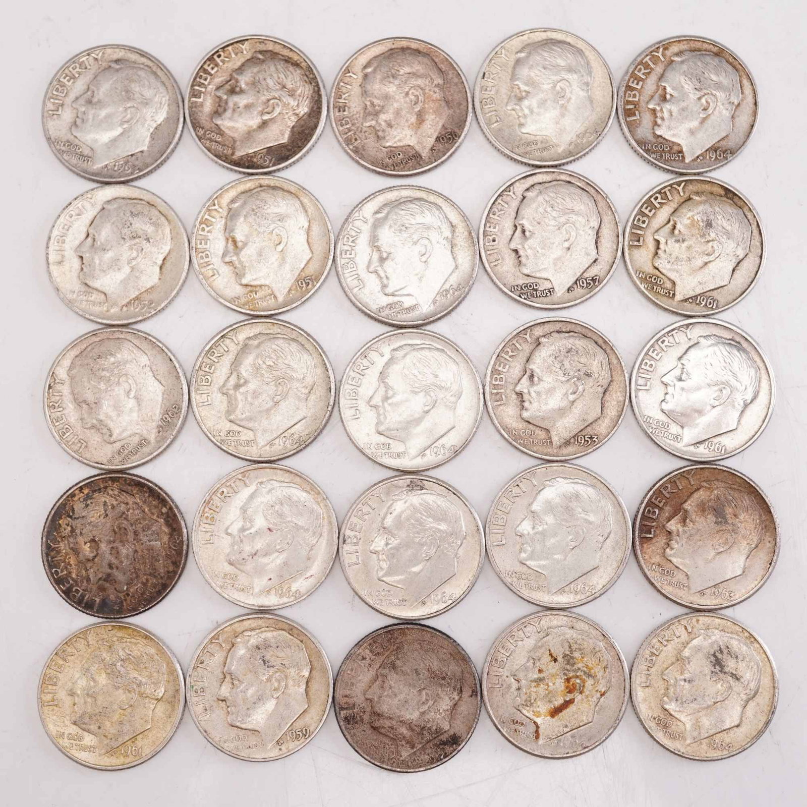 Lot of 25 Loose Roosevelt 90% Silver Dimes, Circulated: Obverse portrait in left profile of Franklin D. Roosevelt, the 32nd President of the United States from 1933 to his death in 1945, is accompanied with the motto: "IN GOD WE TRUST" and surrounded with 