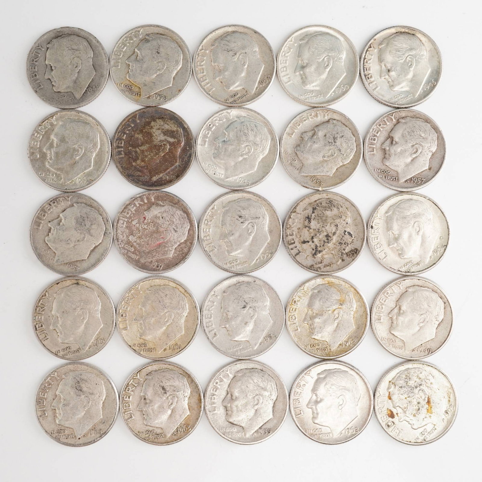 Lot of 25 Loose Roosevelt 90% Silver Dimes, Circulated: Obverse portrait in left profile of Franklin D. Roosevelt, the 32nd President of the United States from 1933 to his death in 1945, is accompanied with the motto: "IN GOD WE TRUST" and surrounded with 