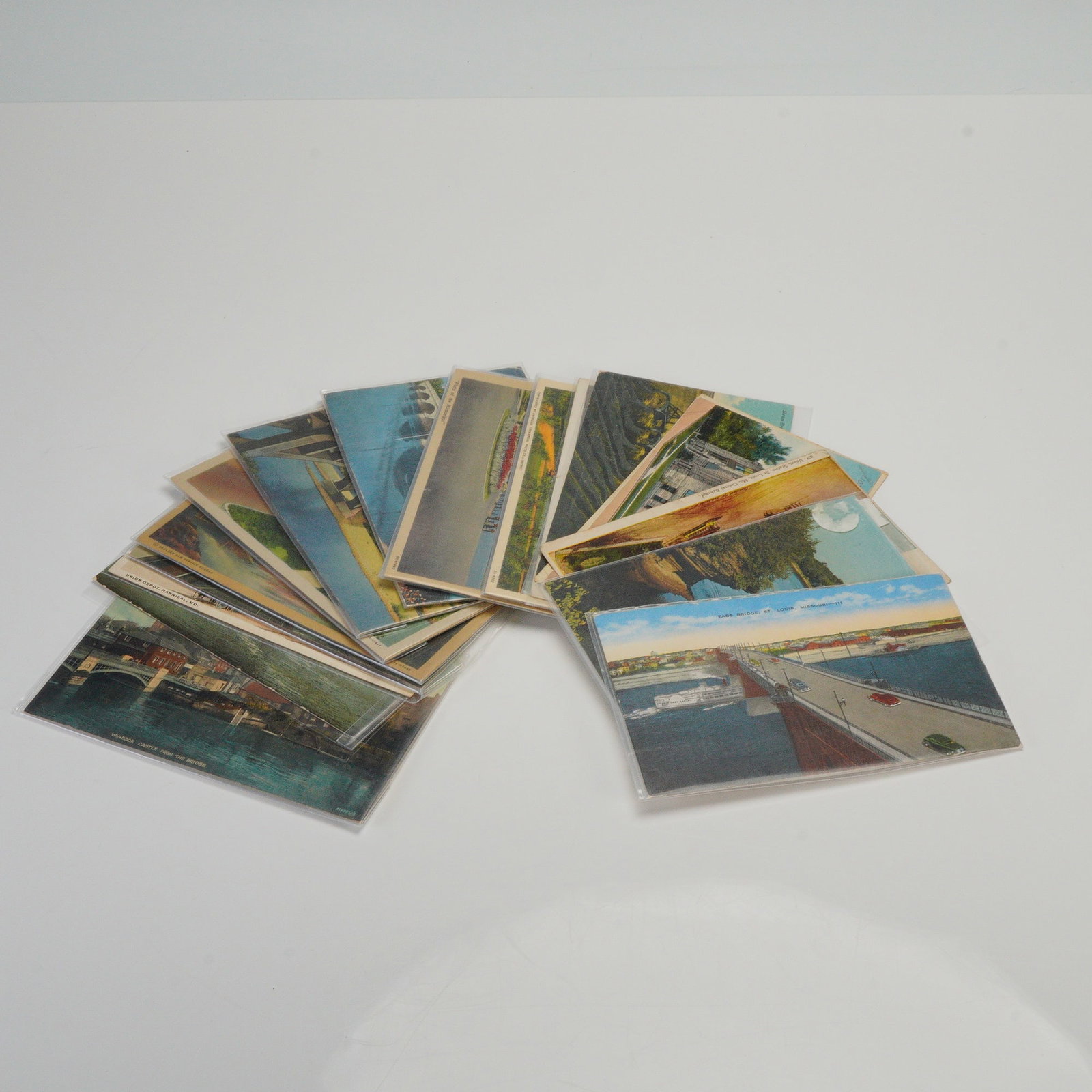 18pc Travel Scenic Collectible Postcards: An assemblage showcasing a variety of landscapes, waterways, bridges, and architectural vistas. Includes U.S. states like Virginia and Missouri, a London, Windsor postcard. Also included is a postcard