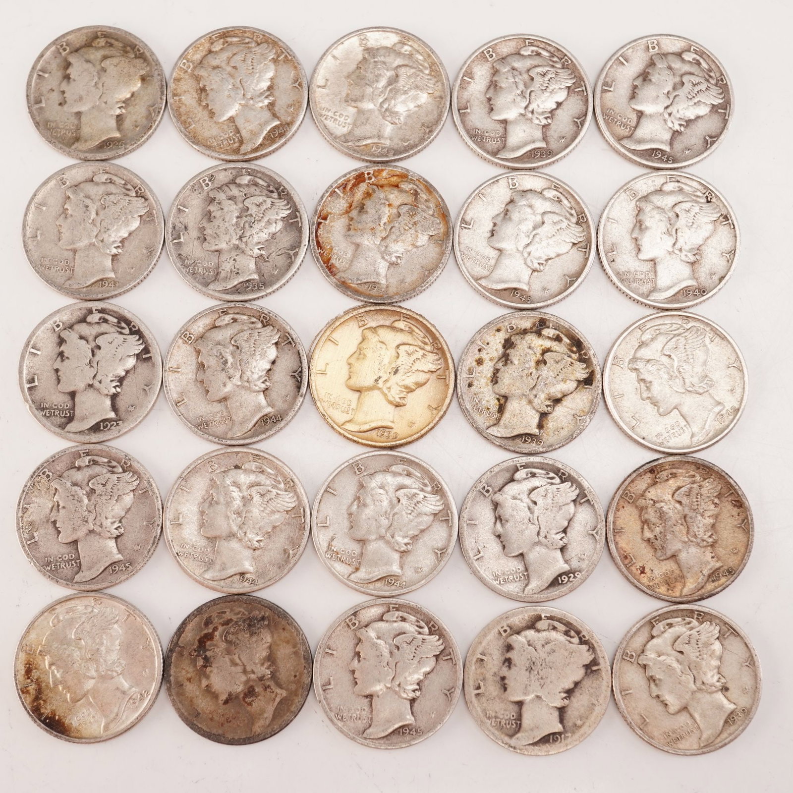 Lot of 25 Loose Mercury 90% Silver Dimes, Circulated: Obverse designed with an allegory of Liberty wearing a winged Phrygian cap (freedom of thought) is surrounded with the word "LIBERTY" and accompanied with the motto: "IN GOD WE TRUST". Reverse fasces 