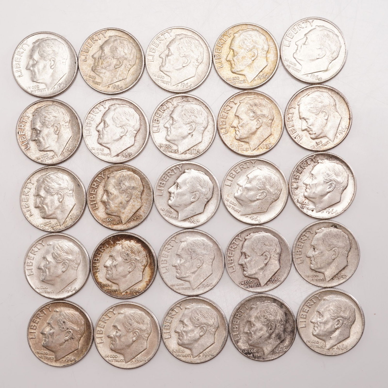 Lot of 25 Loose Roosevelt 90% Silver Dimes, Circulated: Obverse portrait in left profile of Franklin D. Roosevelt, the 32nd President of the United States from 1933 to his death in 1945, is accompanied with the motto: "IN GOD WE TRUST" and surrounded with 
