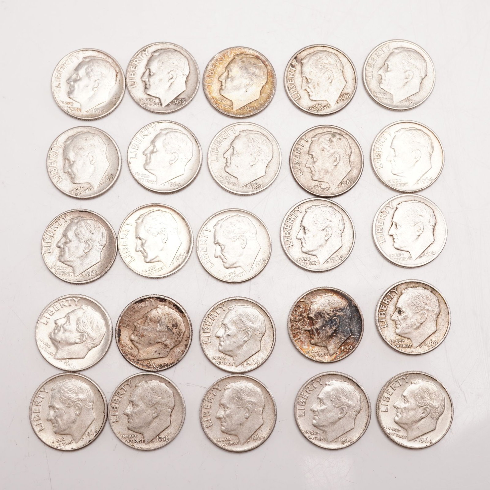 Lot of 25 Loose Roosevelt 90% Silver Dimes, Circulated: Obverse portrait in left profile of Franklin D. Roosevelt, the 32nd President of the United States from 1933 to his death in 1945, is accompanied with the motto: "IN GOD WE TRUST" and surrounded with 