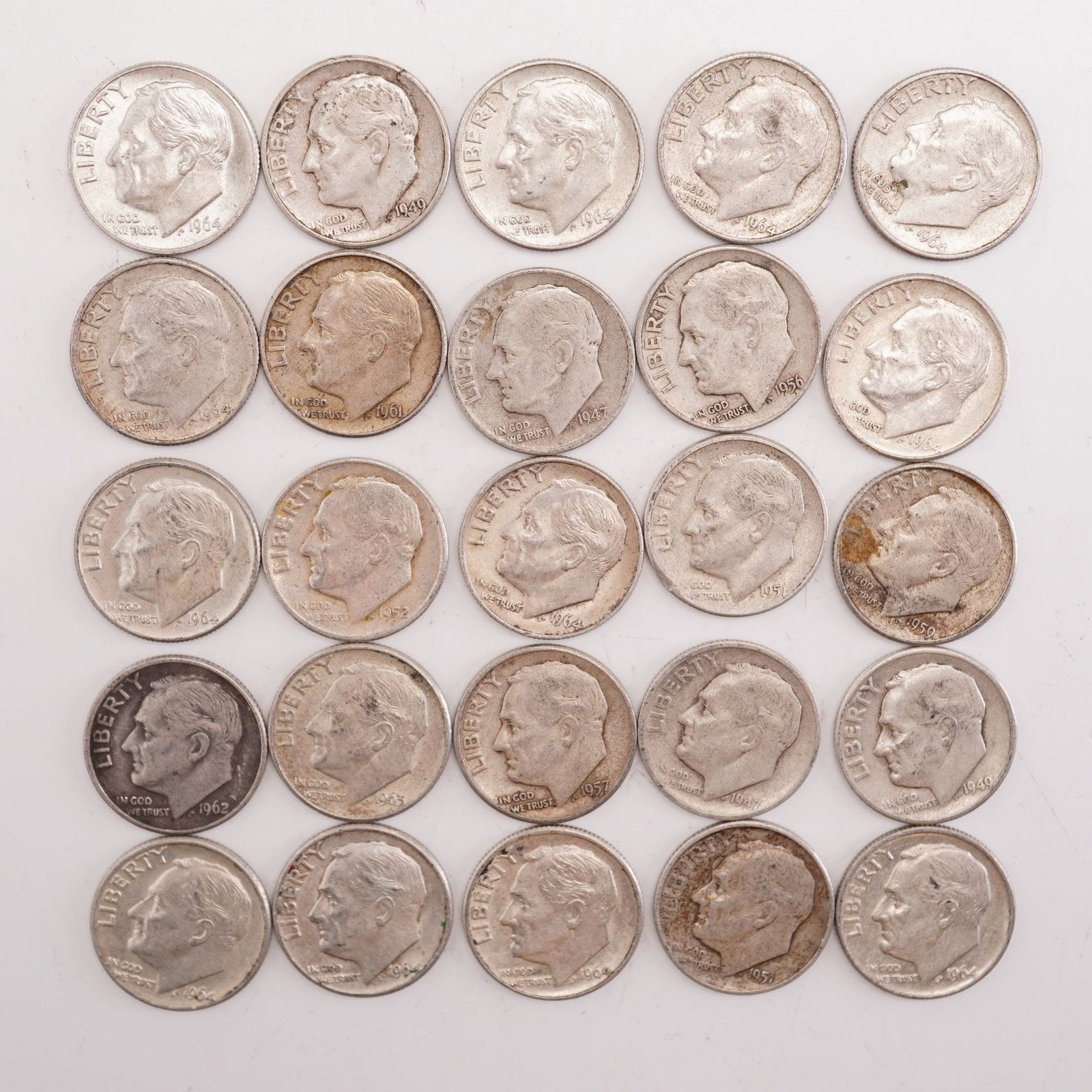 Lot of 25 Loose Roosevelt 90% Silver Dimes, Circulated: Obverse portrait in left profile of Franklin D. Roosevelt, the 32nd President of the United States from 1933 to his death in 1945, is accompanied with the motto: "IN GOD WE TRUST" and surrounded with 