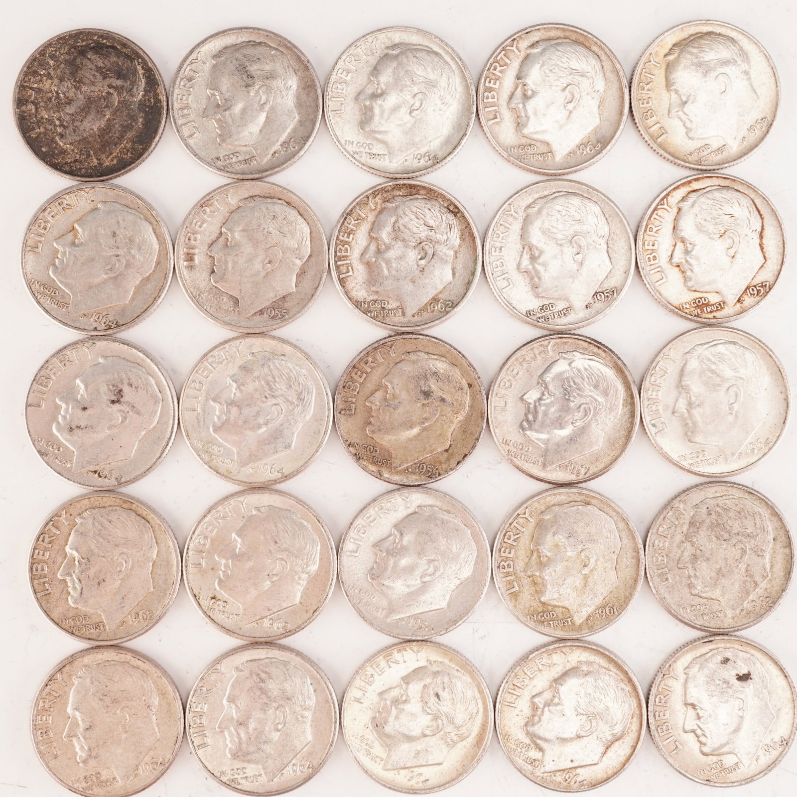 Lot of 25 Loose Roosevelt 90% Silver Dimes, Circulated: Obverse portrait in left profile of Franklin D. Roosevelt, the 32nd President of the United States from 1933 to his death in 1945, is accompanied with the motto: "IN GOD WE TRUST" and surrounded with 