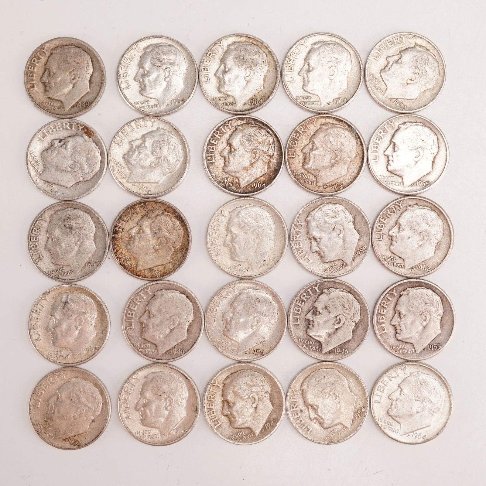 Lot of 25 Loose Roosevelt 90% Silver Dimes, Circulated: Obverse portrait in left profile of Franklin D. Roosevelt, the 32nd President of the United States from 1933 to his death in 1945, is accompanied with the motto: "IN GOD WE TRUST" and surrounded with 