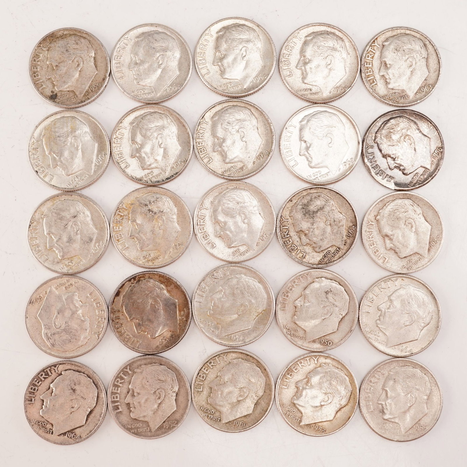 Lot of 25 Loose Roosevelt 90% Silver Dimes, Circulated: Obverse portrait in left profile of Franklin D. Roosevelt, the 32nd President of the United States from 1933 to his death in 1945, is accompanied with the motto: "IN GOD WE TRUST" and surrounded with 
