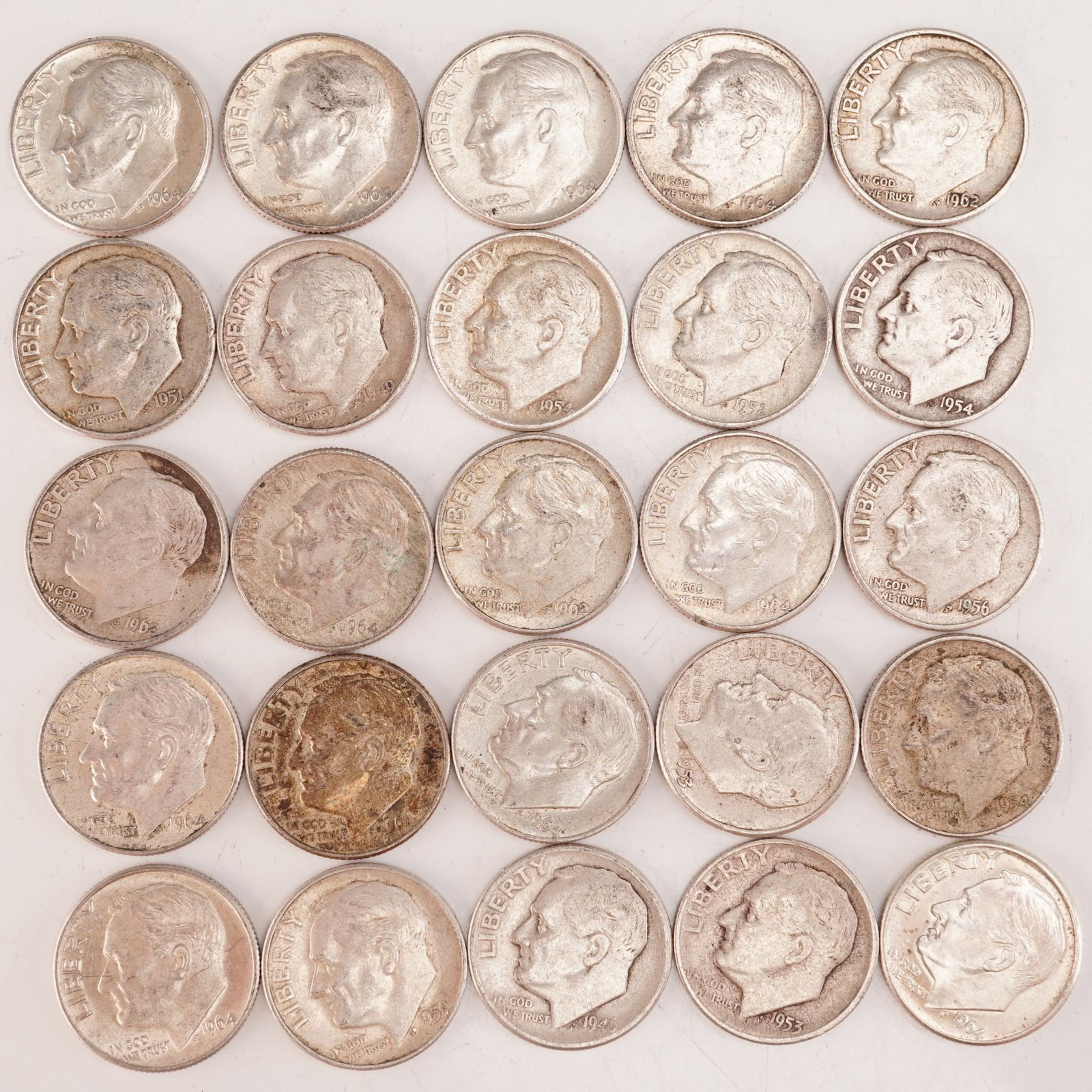 Lot of 25 Loose Roosevelt 90% Silver Dimes, Circulated: Obverse portrait in left profile of Franklin D. Roosevelt, the 32nd President of the United States from 1933 to his death in 1945, is accompanied with the motto: "IN GOD WE TRUST" and surrounded with 