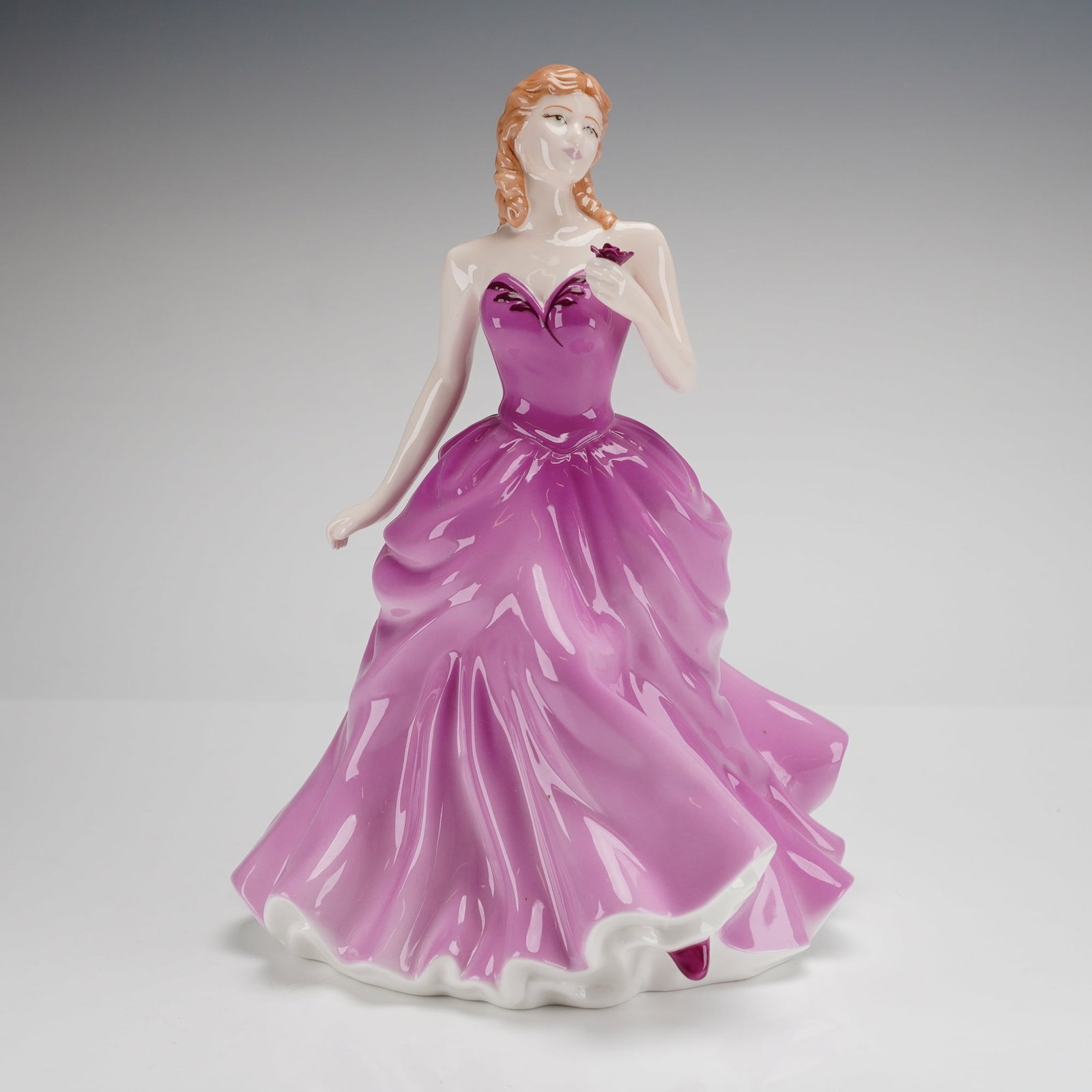 Royal Doulton Victoria HN 4623 Pretty Ladies Figure of the Year 2005: A Royal Doulton bone china figurine titled Victoria, model number HN 4623, from the Pretty Ladies collection. This piece was issued as the Figure of the Year 2005. The hand-made and hand-decorated fig