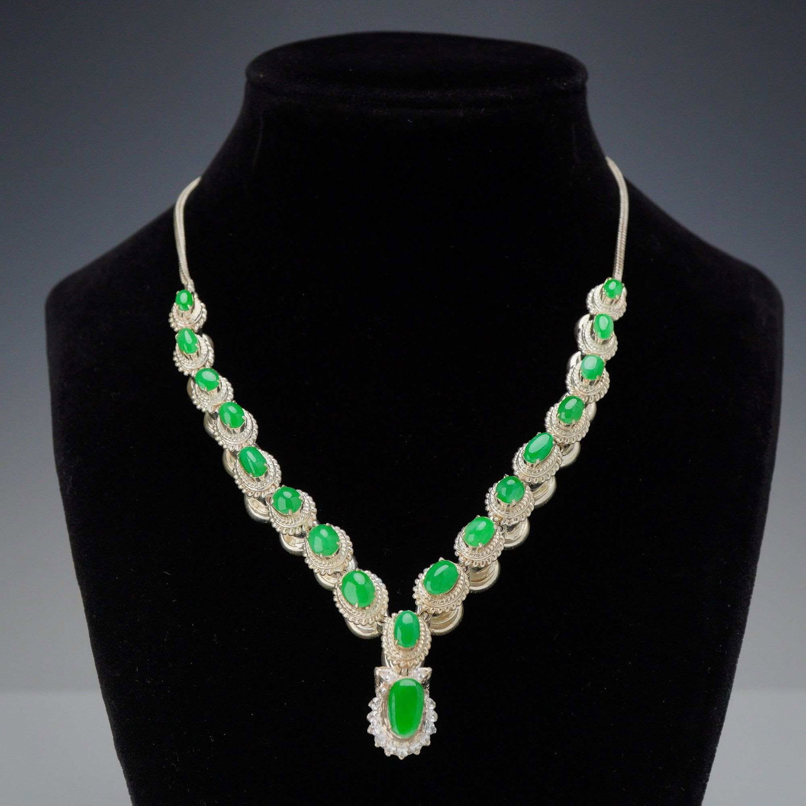 18-Stone Natural Jadeite Pillar Statement Necklace w/ Mason-Kay Authenticity Report: A superb necklace featuring a series of eighteen natural green jadeite cabochons. Each stone is bezel-set atop architectural, fluted cylindrical pillar links, for a sculptural, Art Deco inspired look.