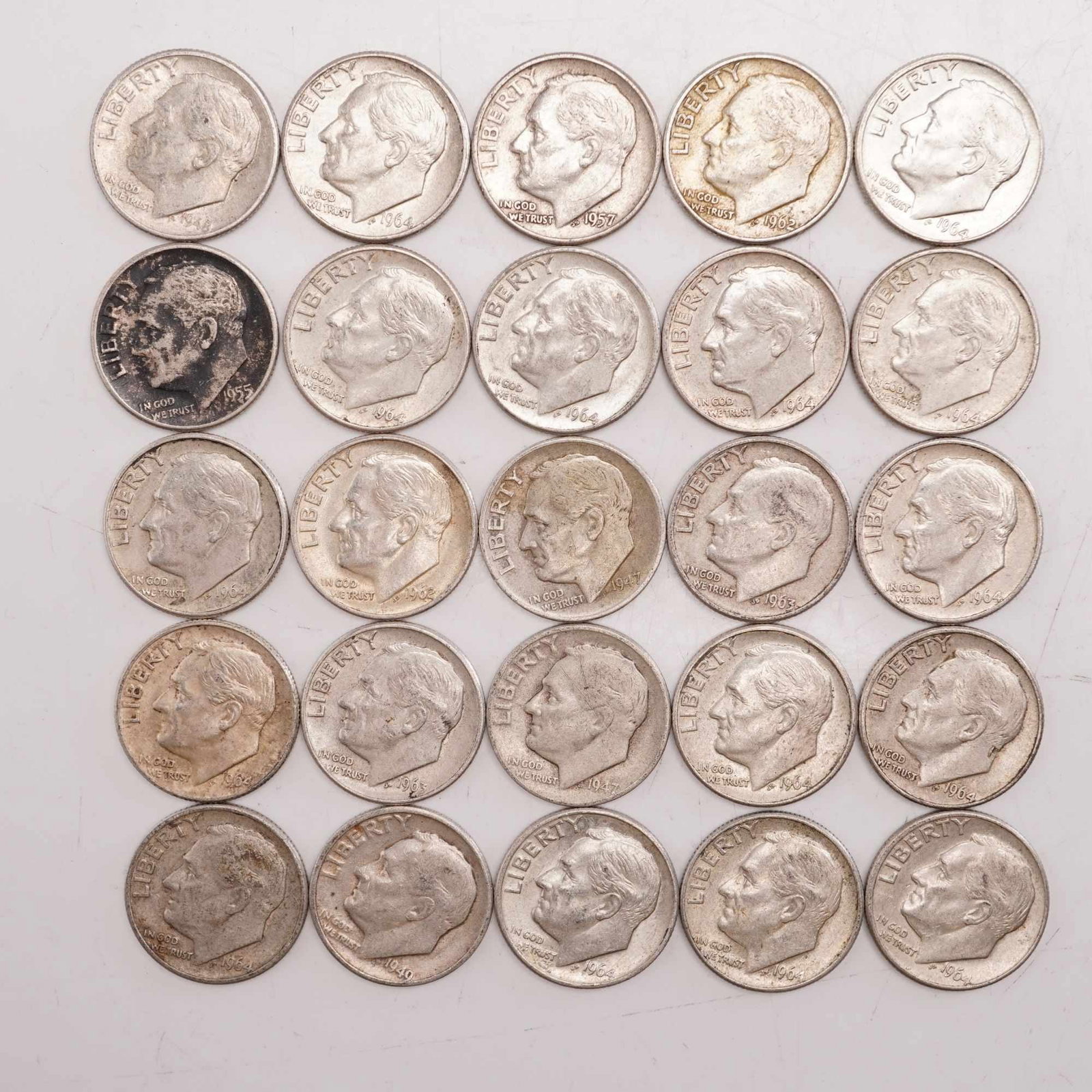 Lot of 25 Loose Roosevelt 90% Silver Dimes, Circulated: Obverse portrait in left profile of Franklin D. Roosevelt, the 32nd President of the United States from 1933 to his death in 1945, is accompanied with the motto: "IN GOD WE TRUST" and surrounded with 