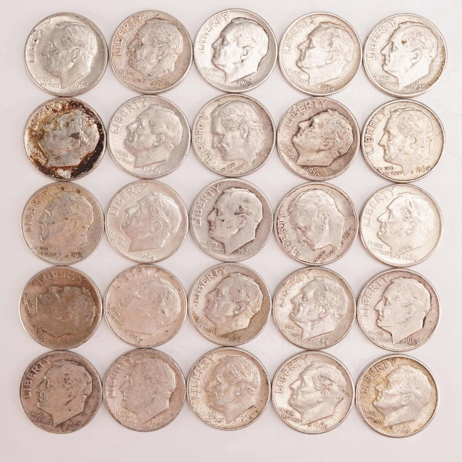 Lot of 25 Loose Roosevelt 90% Silver Dimes, Circulated: Obverse portrait in left profile of Franklin D. Roosevelt, the 32nd President of the United States from 1933 to his death in 1945, is accompanied with the motto: "IN GOD WE TRUST" and surrounded with 