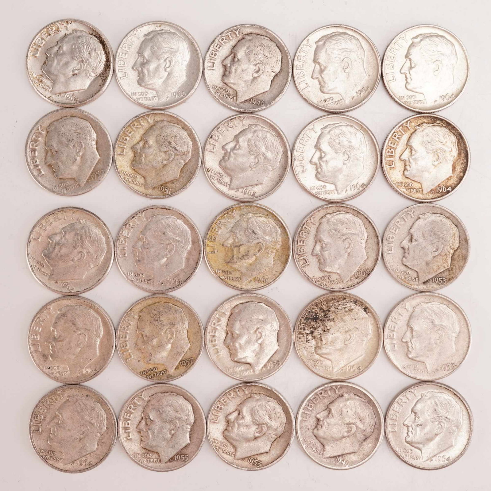 Lot of 25 Loose Roosevelt 90% Silver Dimes, Circulated: Obverse portrait in left profile of Franklin D. Roosevelt, the 32nd President of the United States from 1933 to his death in 1945, is accompanied with the motto: "IN GOD WE TRUST" and surrounded with 