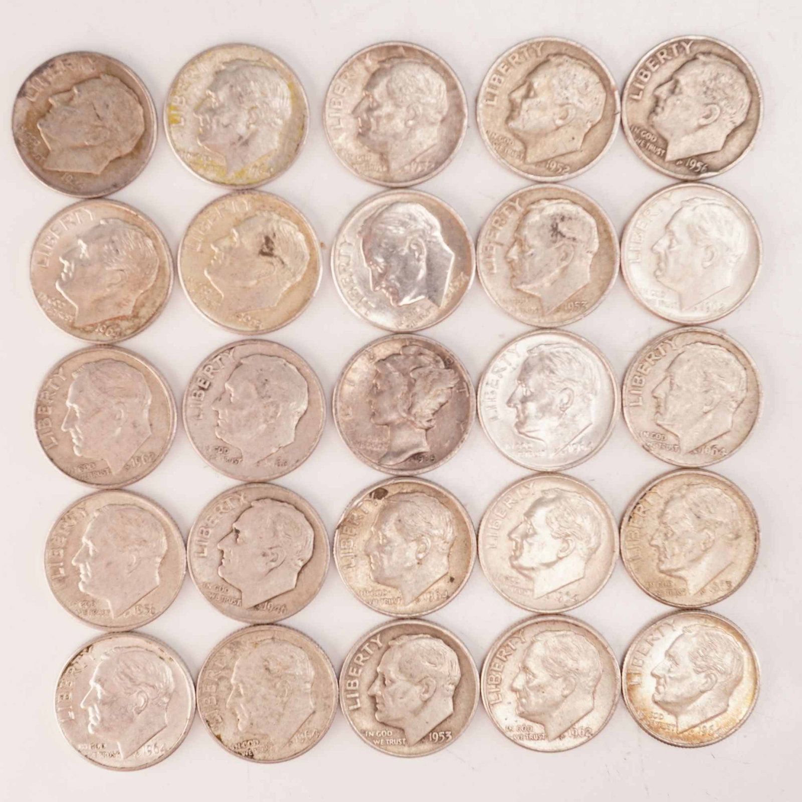 Lot of 25 Loose Roosevelt 90% Silver Dimes, Circulated: Obverse portrait in left profile of Franklin D. Roosevelt, the 32nd President of the United States from 1933 to his death in 1945, is accompanied with the motto: "IN GOD WE TRUST" and surrounded with 