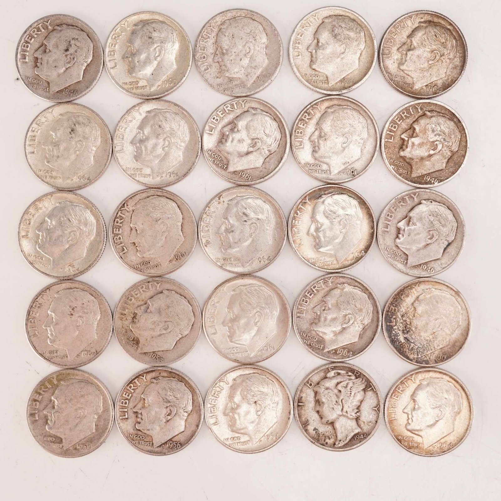 Lot of 25 Loose Roosevelt 90% Silver Dimes, Circulated: Obverse portrait in left profile of Franklin D. Roosevelt, the 32nd President of the United States from 1933 to his death in 1945, is accompanied with the motto: "IN GOD WE TRUST" and surrounded with 