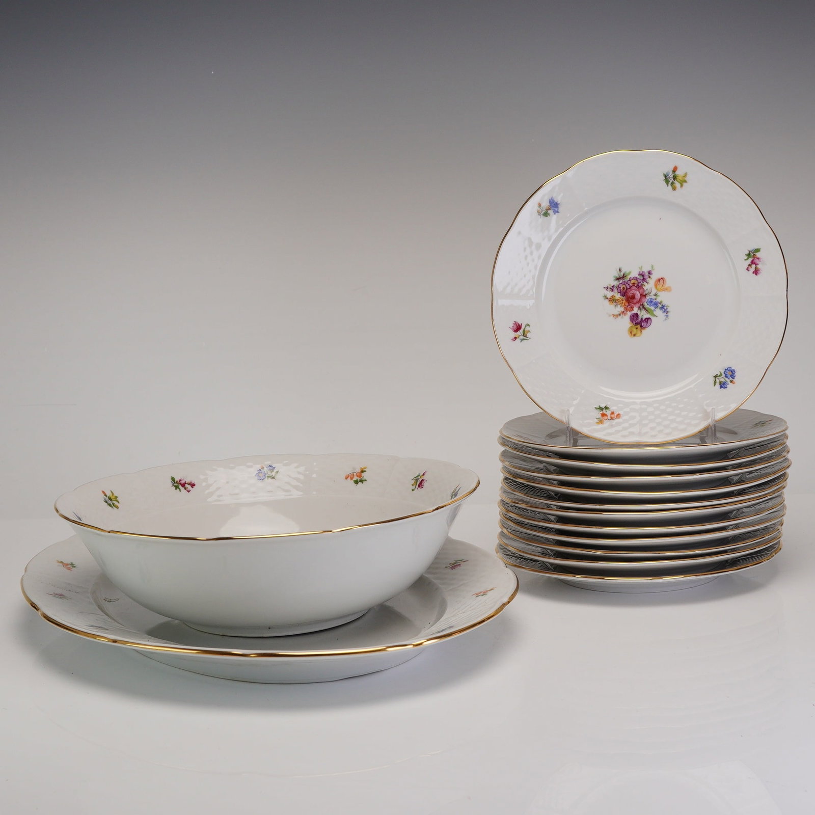 Thun Tradition Pattern Porcelain Tableware Grouping: A fourteen-piece porcelain grouping from the Thun factory in Klašterec, Czechoslovakia, featuring the Tradition pattern. Each piece is crafted from fine white porcelain and decorated with a central p