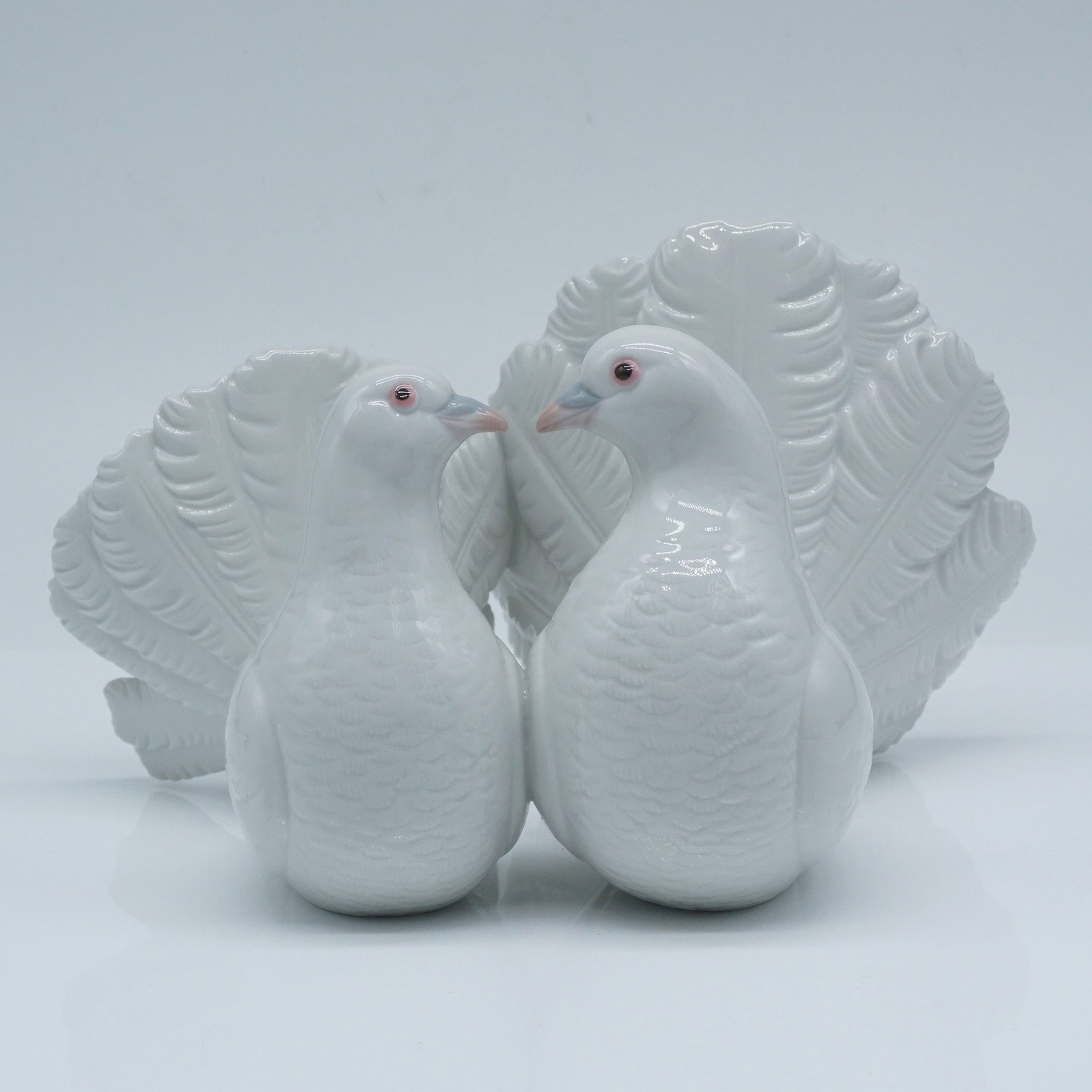 Lladro Porcelain Figurine, Couple of Doves 1001169 (1 of 7)