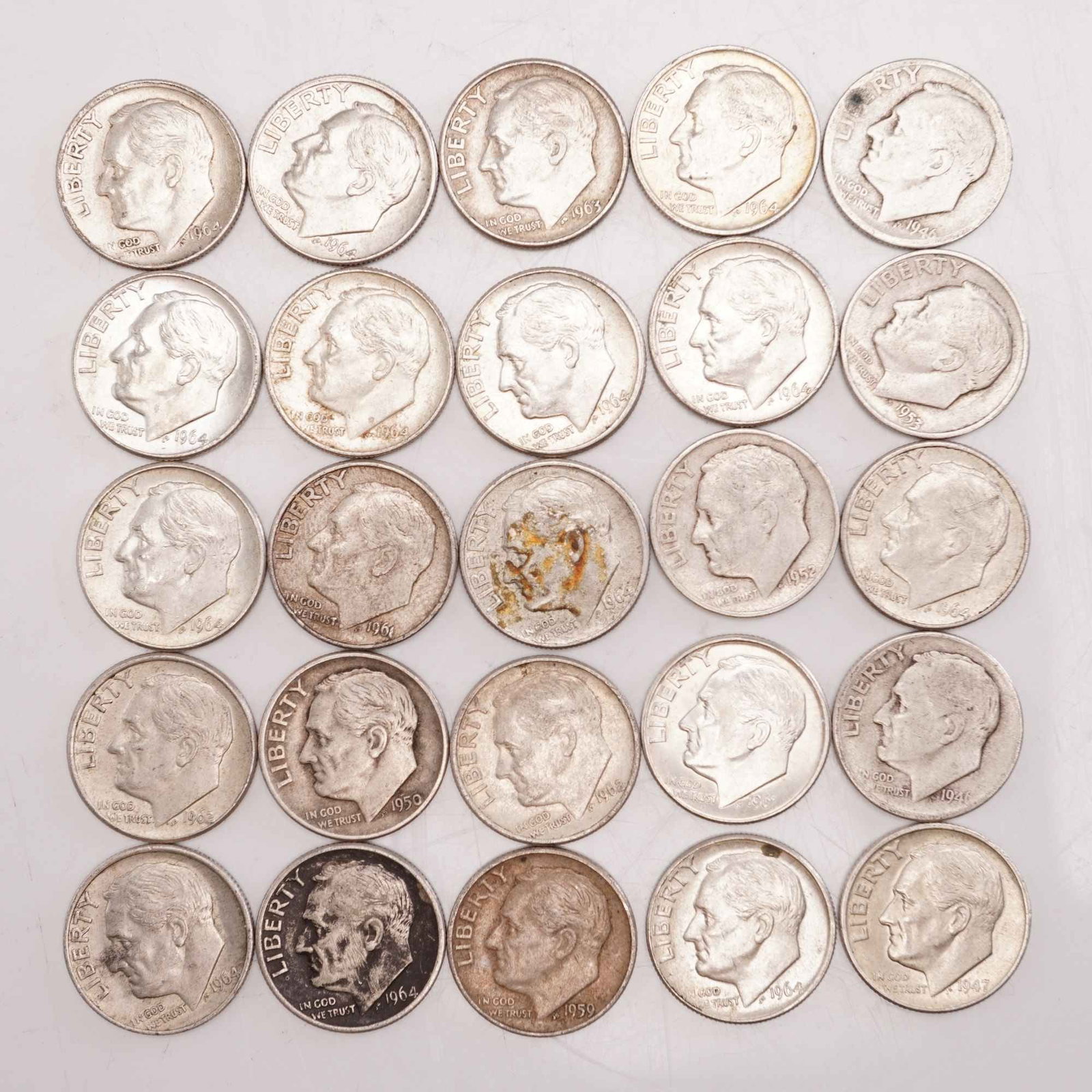 Lot of 25 Loose Roosevelt 90% Silver Dimes, Circulated: Obverse portrait in left profile of Franklin D. Roosevelt, the 32nd President of the United States from 1933 to his death in 1945, is accompanied with the motto: "IN GOD WE TRUST" and surrounded with 