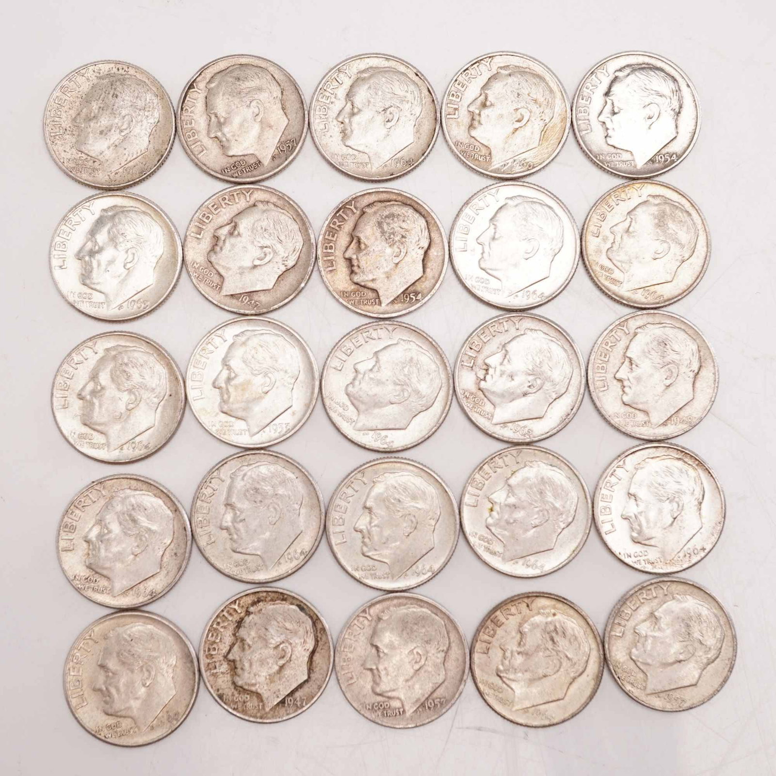 Lot of 25 Loose Roosevelt 90% Silver Dimes, Circulated: Obverse portrait in left profile of Franklin D. Roosevelt, the 32nd President of the United States from 1933 to his death in 1945, is accompanied with the motto: "IN GOD WE TRUST" and surrounded with 