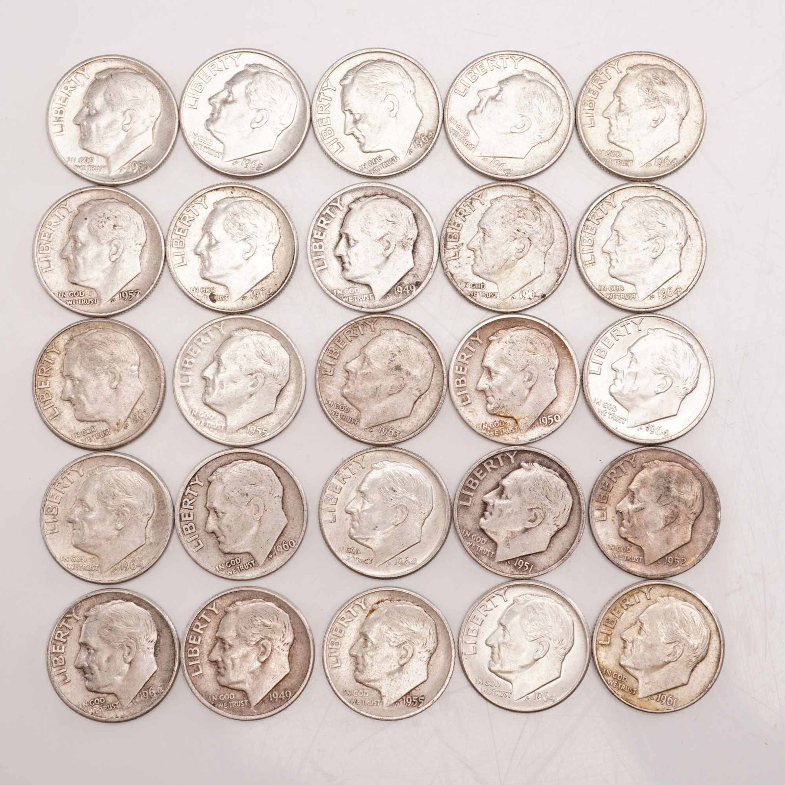 Lot of 25 Loose Roosevelt 90% Silver Dimes, Circulated: Obverse portrait in left profile of Franklin D. Roosevelt, the 32nd President of the United States from 1933 to his death in 1945, is accompanied with the motto: "IN GOD WE TRUST" and surrounded with 