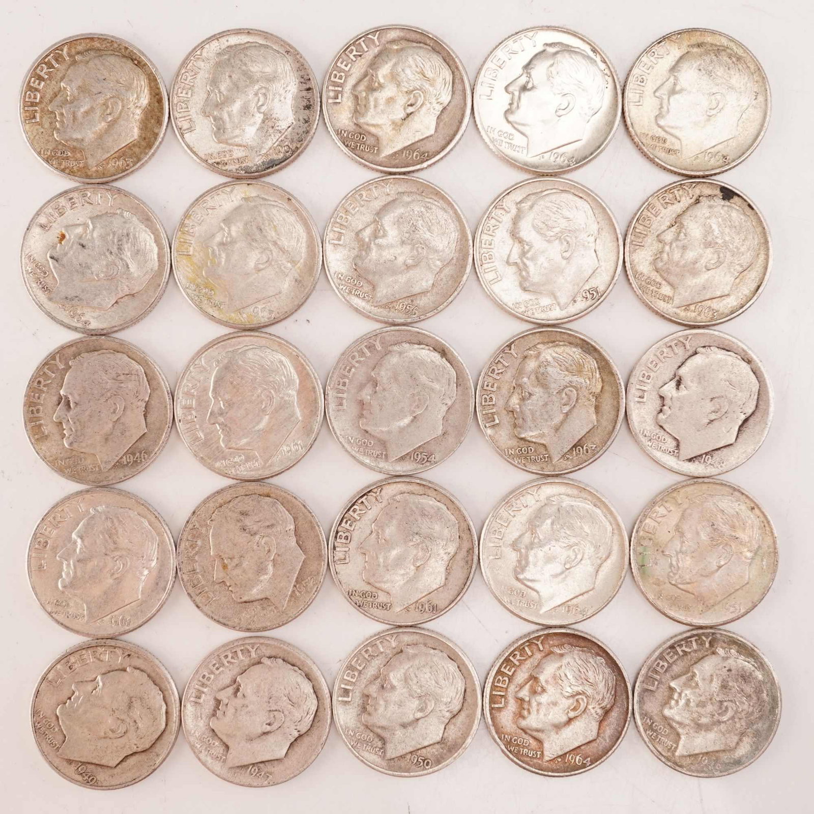 Lot of 25 Loose Roosevelt 90% Silver Dimes, Circulated: Obverse portrait in left profile of Franklin D. Roosevelt, the 32nd President of the United States from 1933 to his death in 1945, is accompanied with the motto: "IN GOD WE TRUST" and surrounded with 