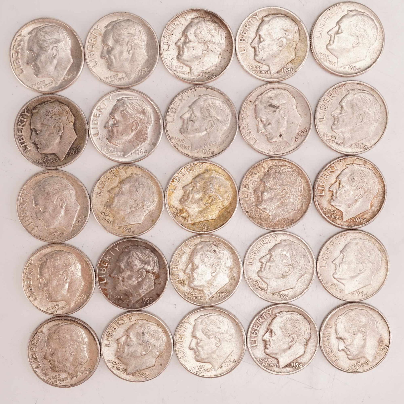 Lot of 25 Loose Roosevelt 90% Silver Dimes, Circulated: Obverse portrait in left profile of Franklin D. Roosevelt, the 32nd President of the United States from 1933 to his death in 1945, is accompanied with the motto: "IN GOD WE TRUST" and surrounded with 