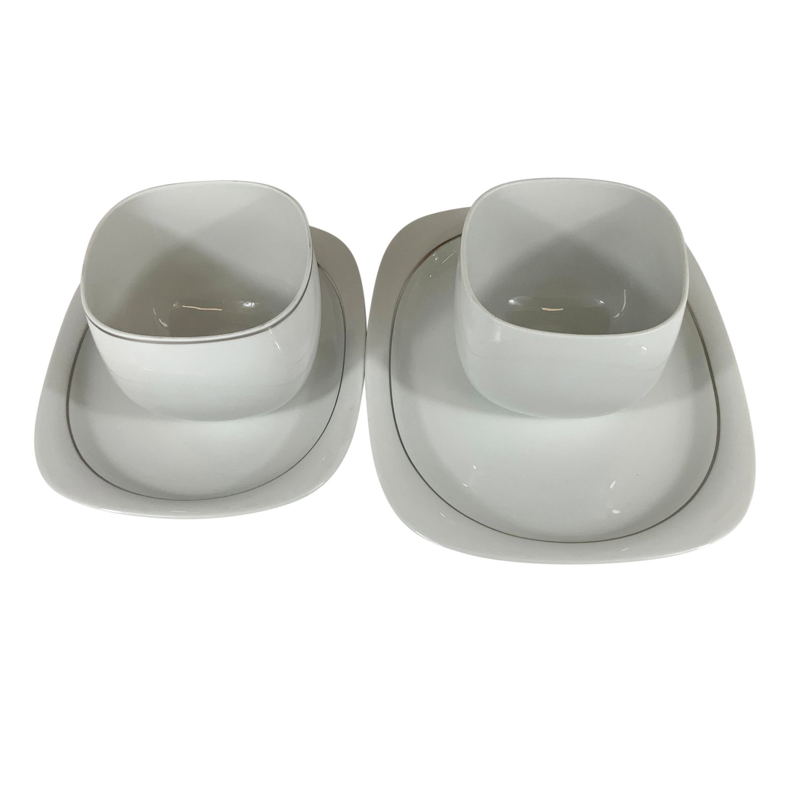 4pc Rosenthal Studio-Linie Suomi White Porcelain Bowls and Serving Platters: This 4pc set of Rosenthal porcelain is from the Studio-Linie range in the Suomi pattern, designed by Timo Sarpaneva. The collection consists of two deep bowls with a rounded-square profile and two coo