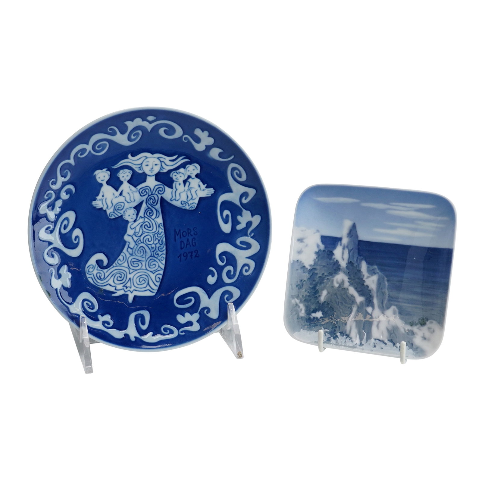 Two Royal Copenhagen Porcelain Dishes, 1972 Mother's Day Plate and Moens Klint Sommerspiret Coaster: This lot consists of two pieces of underglaze blue porcelain from Royal Copenhagen, Denmark. The first item is a circular commemorative wall plate from 1972. The front features a stylized central figu