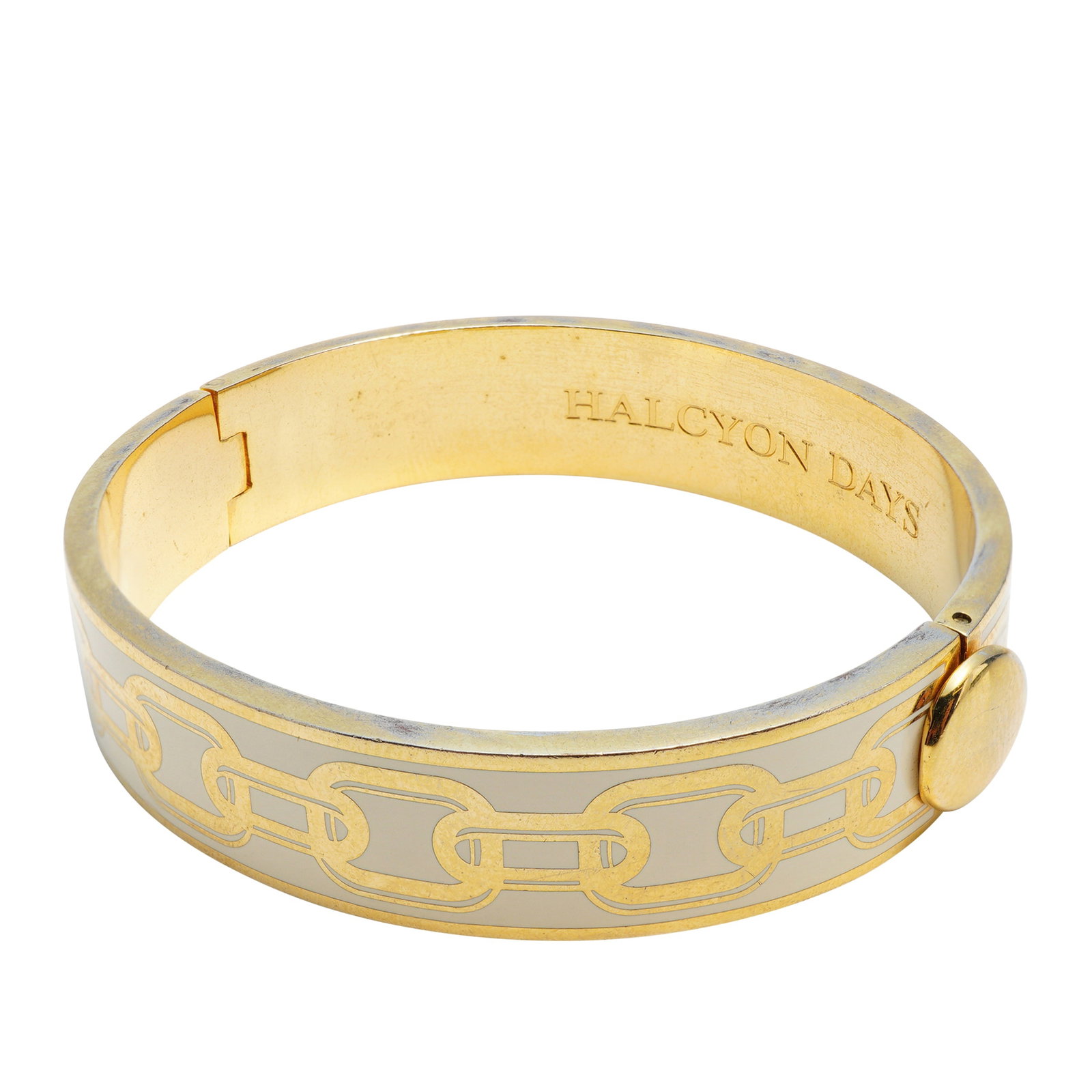 Halcyon Days Gold-Plated and Enamel Chain Motif Hinged Bangle: An 18K yellow gold-plated hinged bangle by the designer Halcyon Days. The exterior features a cream-colored enamel inlay decorated with a repeating gold-tone chain link motif. The piece is designed wi